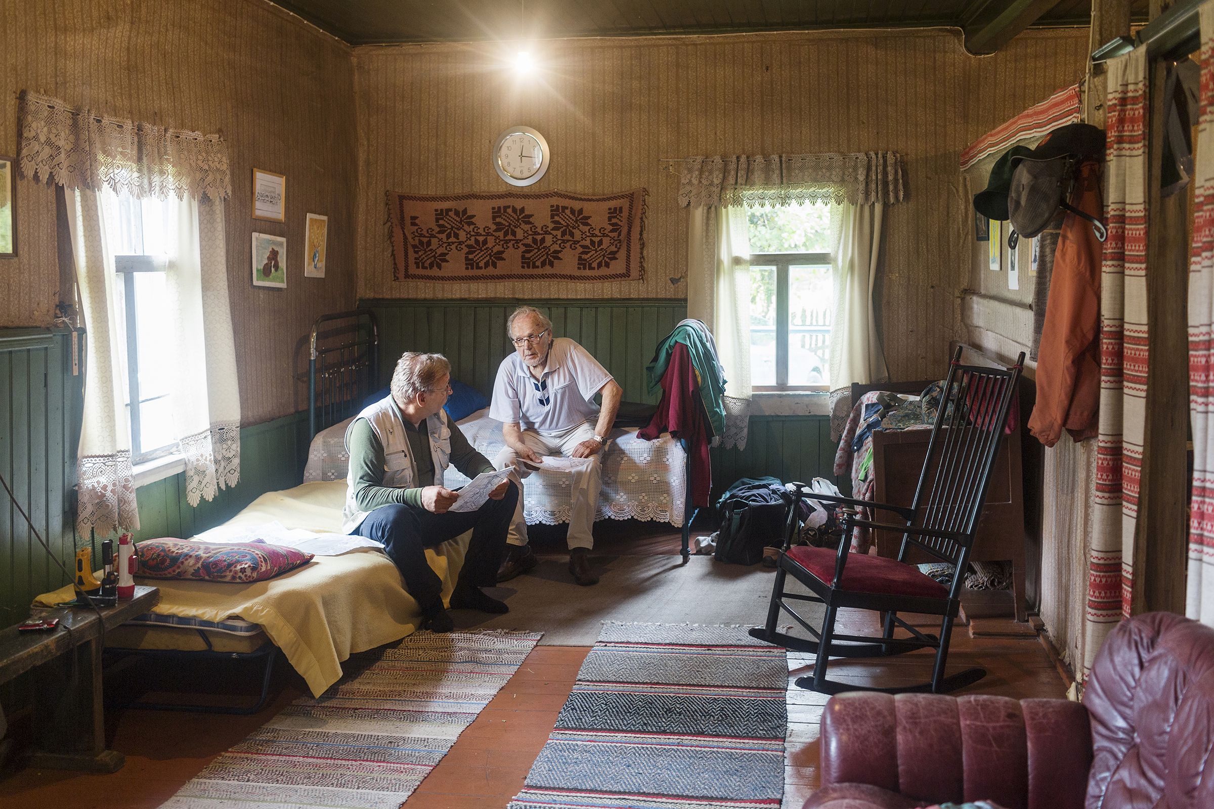 Siskonpoika Risto Olkinuora on kyläilemässä Arvon luona.