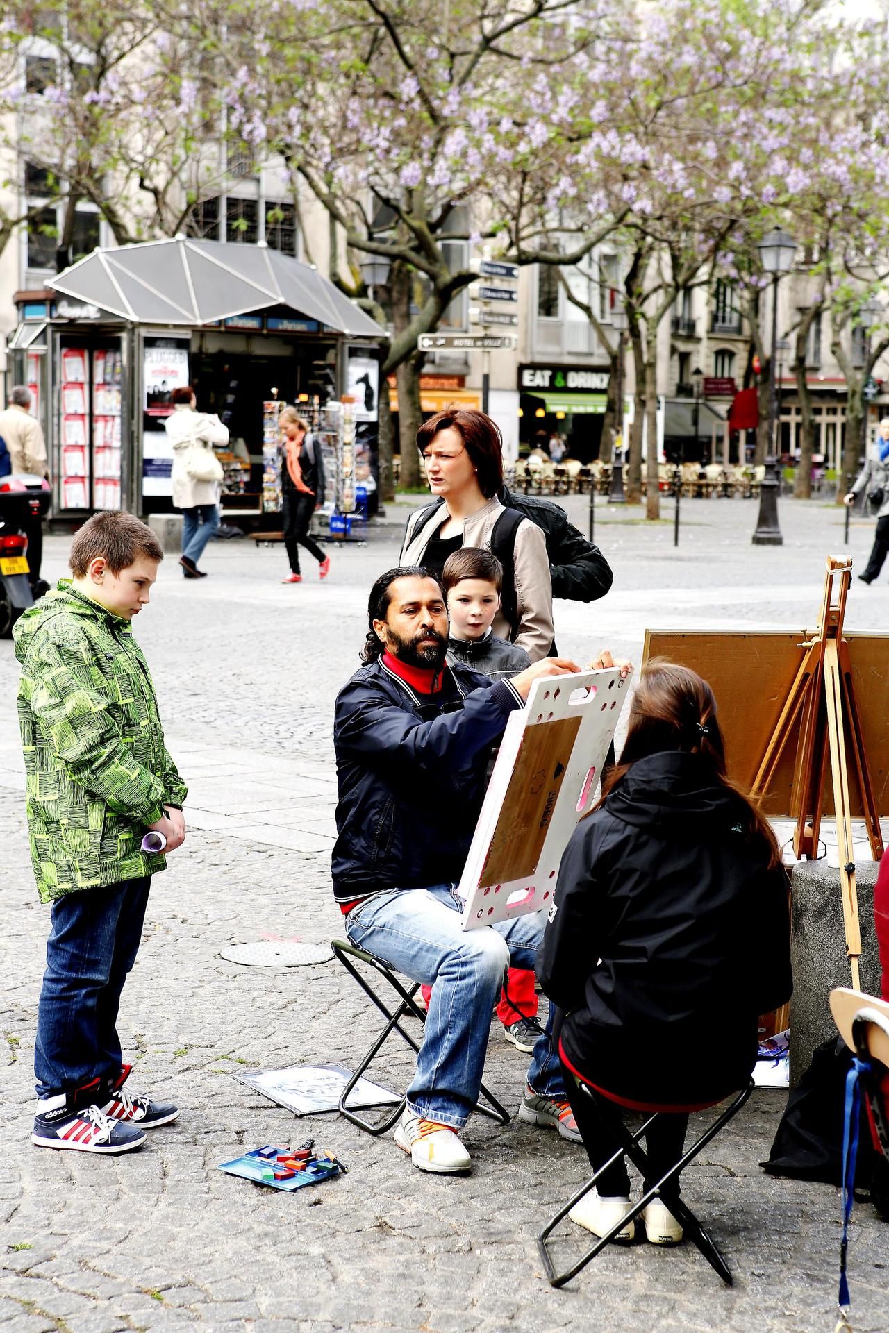 Maalari maalaa Pompidou-keskuksen pihalla. 