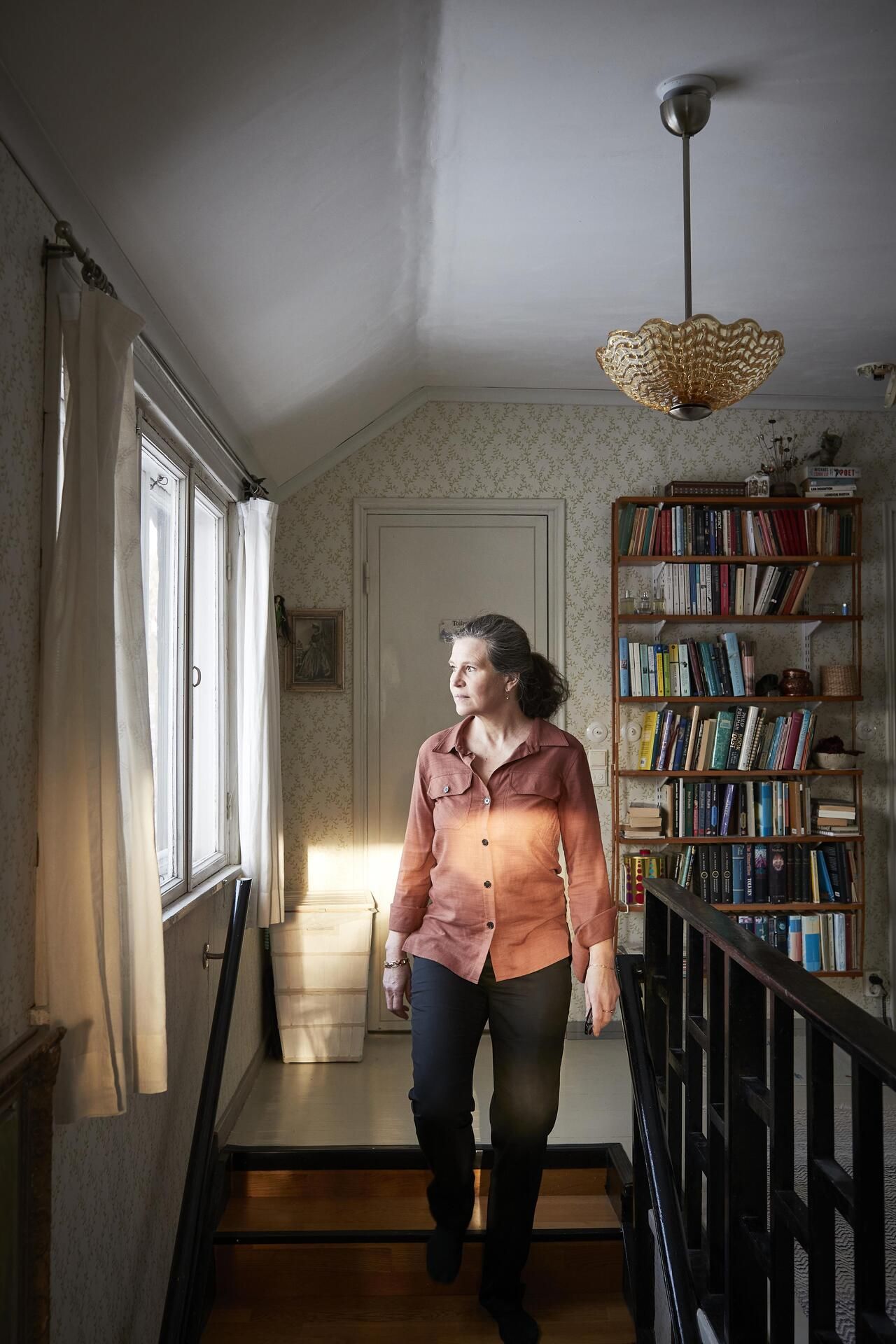 – Inhoan ajatusta hiljentyneestä talosta. Tykkäisin asua niin, että ympärillä on kuhinaa, pöhinää ja höpinää, Anna sanoo.