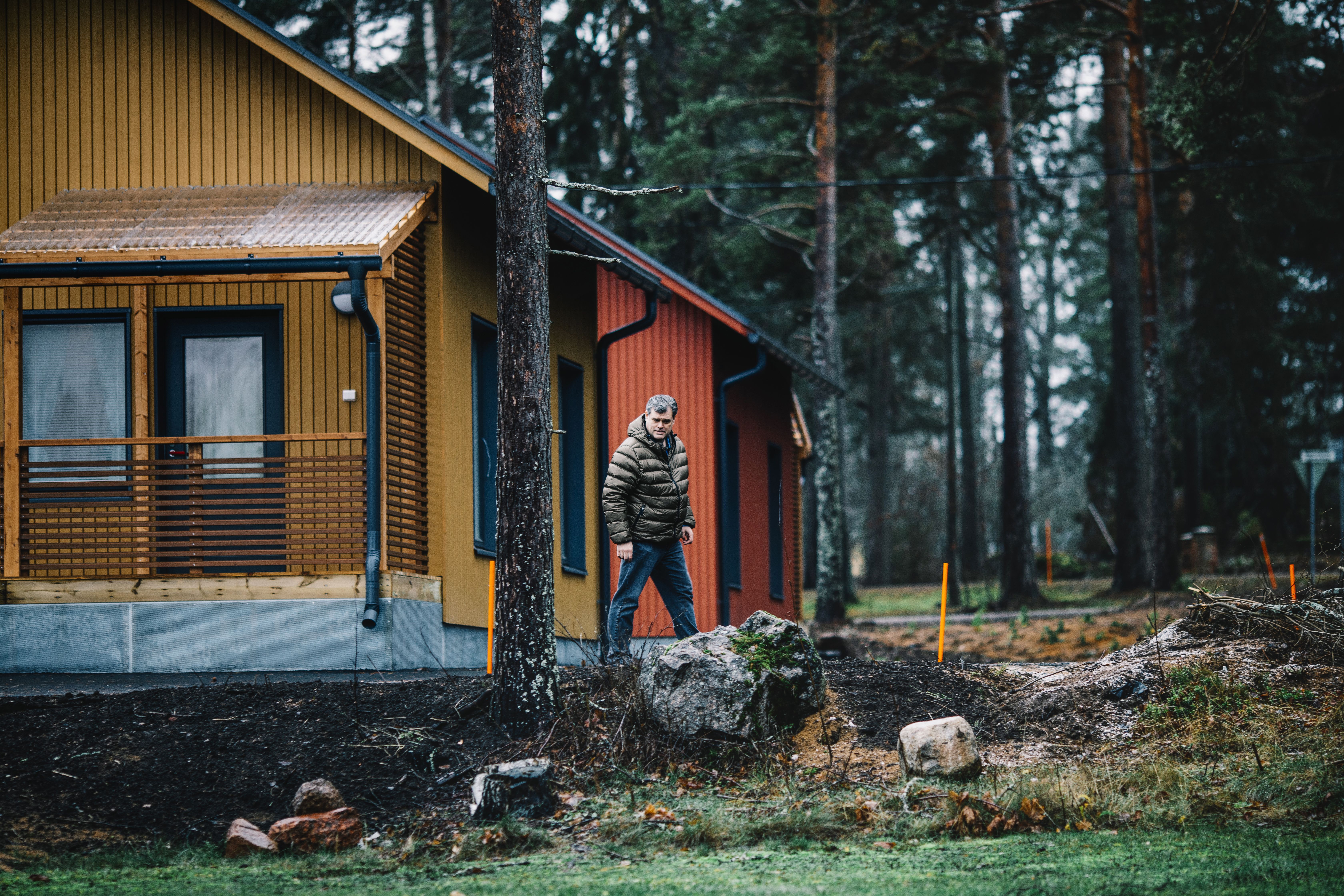 Isännöitsijä Janne Salonen tuntee Lapinjärvitalot sokkelista kattohuopaan.
