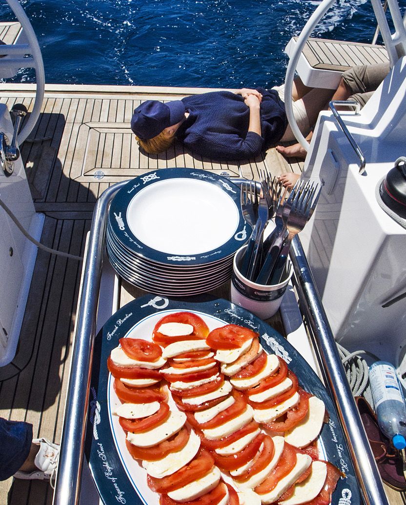 Merellä maistuu ruoka ja uni. Välipalaksi supermakeita tomaatteja ja kutunjuustoa.