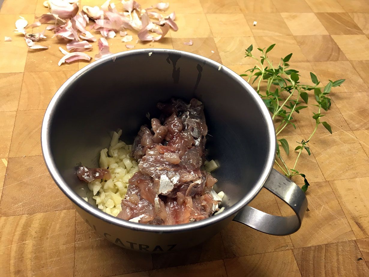 Anjovis, valkosipuli ja timjani sekoittuvat tahnaksi ilman mortteliakin.