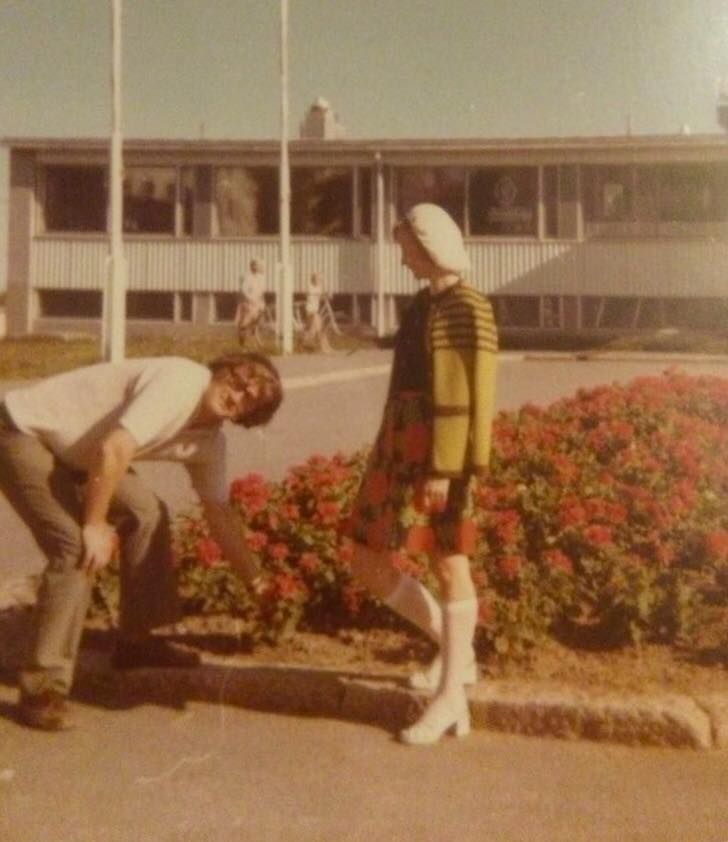 Marjatta Porrassalmi äitinsä neulomassa villatakissa 60-luvulla.