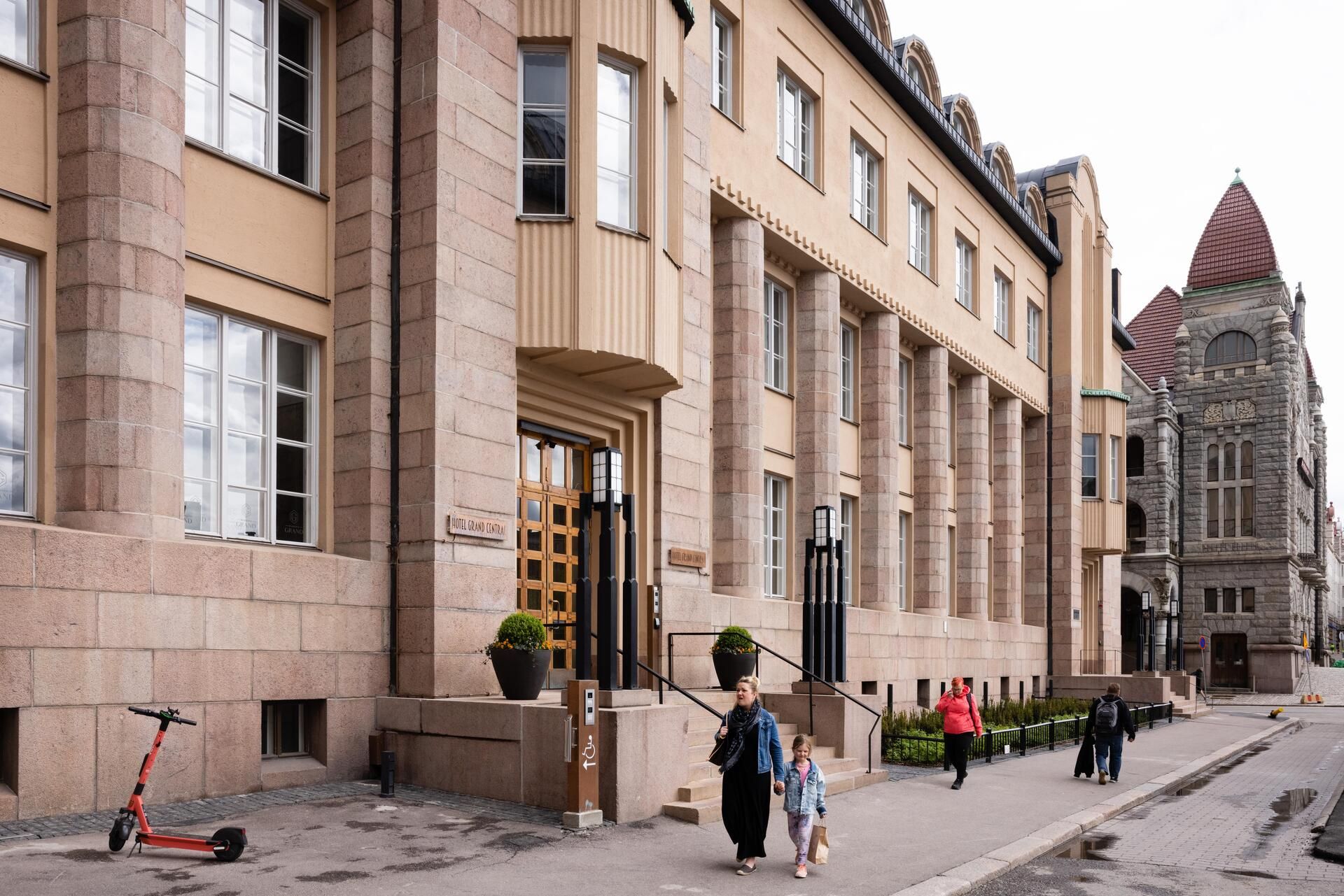 Karppilampi on kaivettu tontin kosteikkokohtaan. Lampi on niin syvä, että kalat talvehtivat siinä.