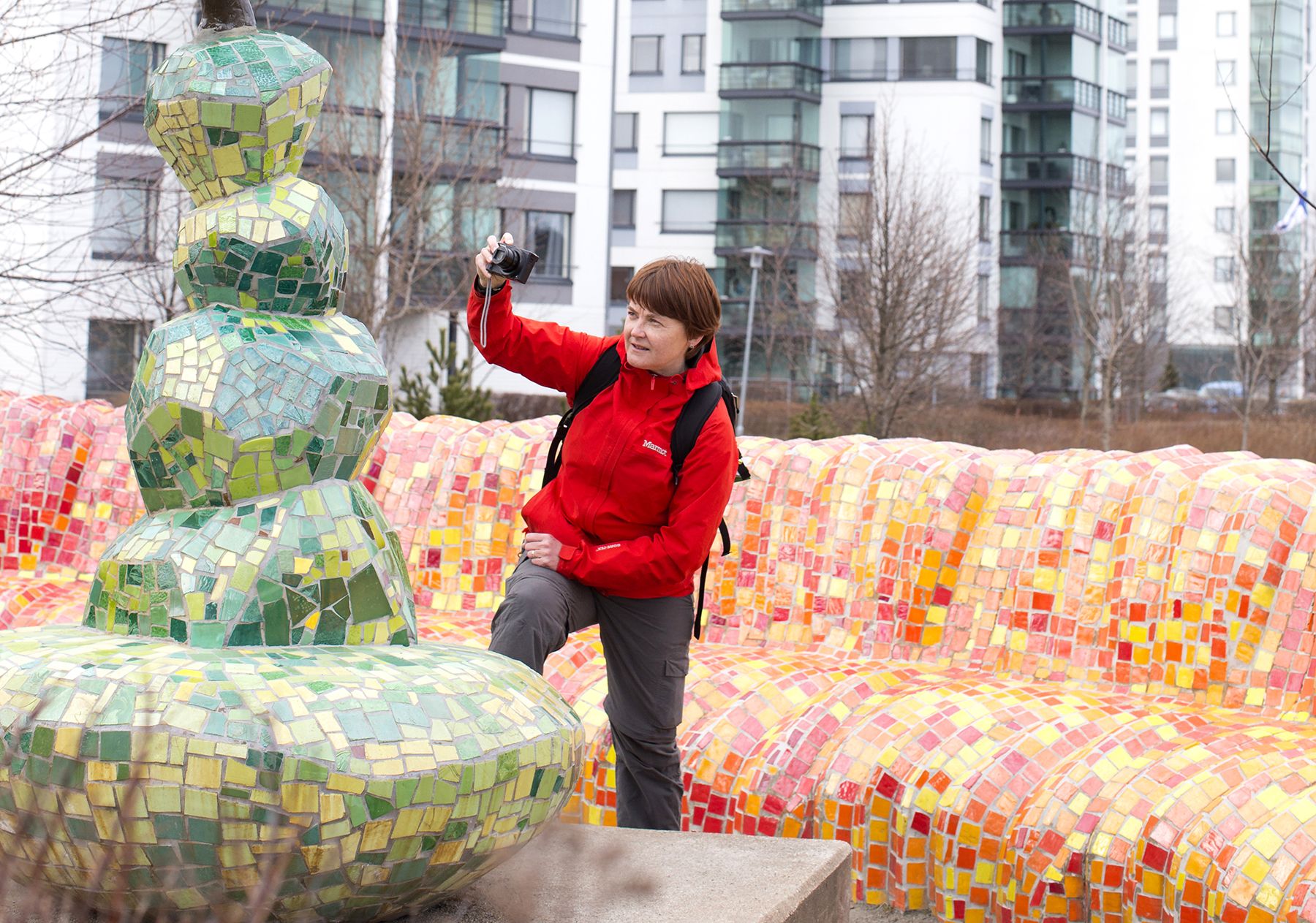 Marja Kolun lasimosaiikkiteokset tuovat väriä harmaan päivän kävelyretkeen.