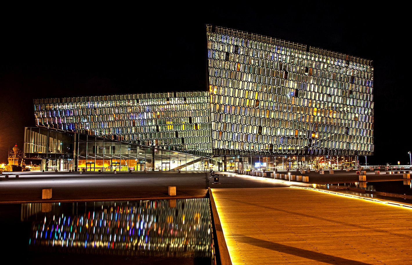 Musiikkitalo Harpaa kannattaa mennä katsomaan.