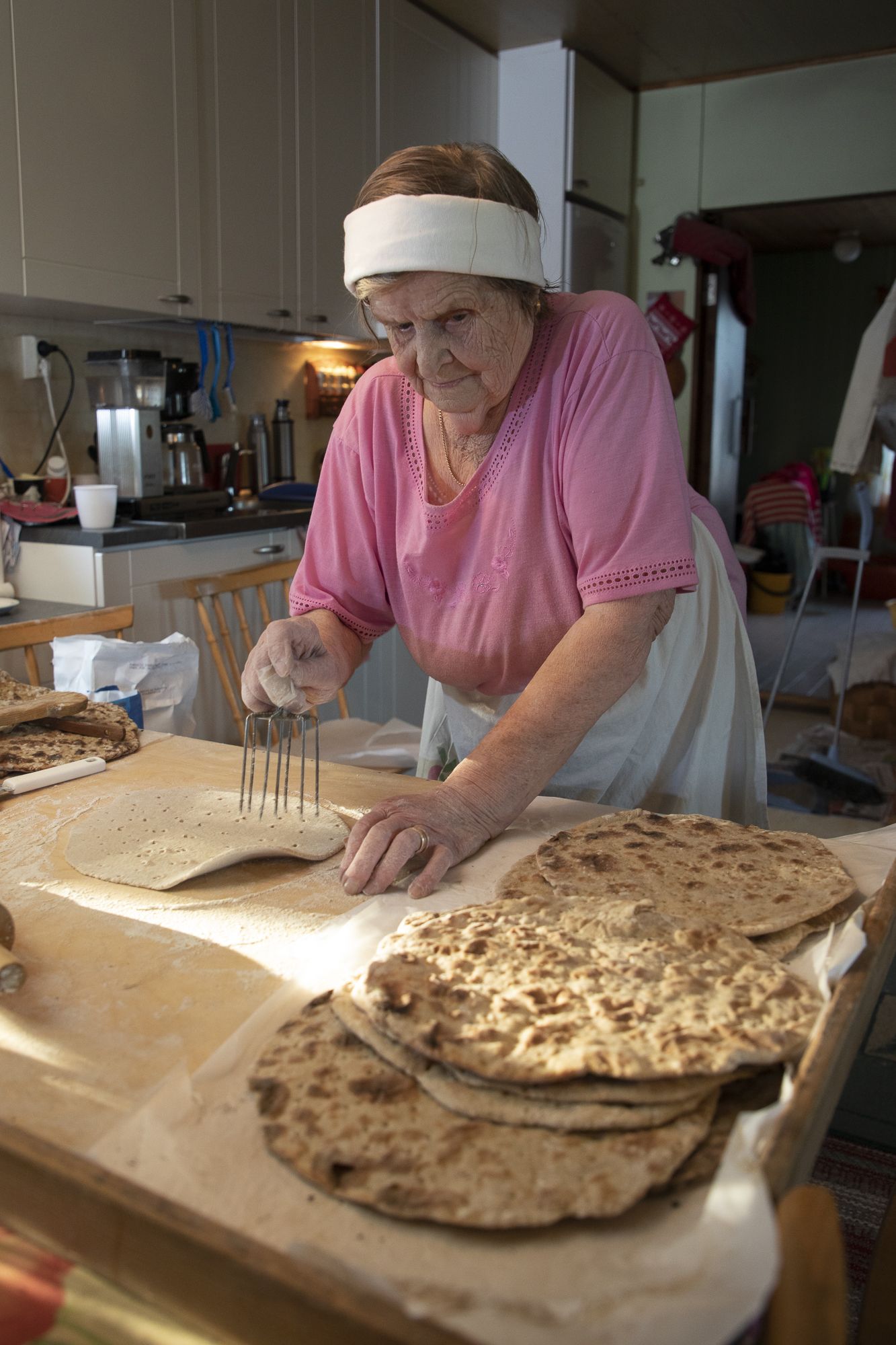 Rieskat syntyvät yhteistyöllä: Sylvi leipoo, Paavo tuo puut sisälle ja pojat varmistavat, että vajassa riittää polttopuita