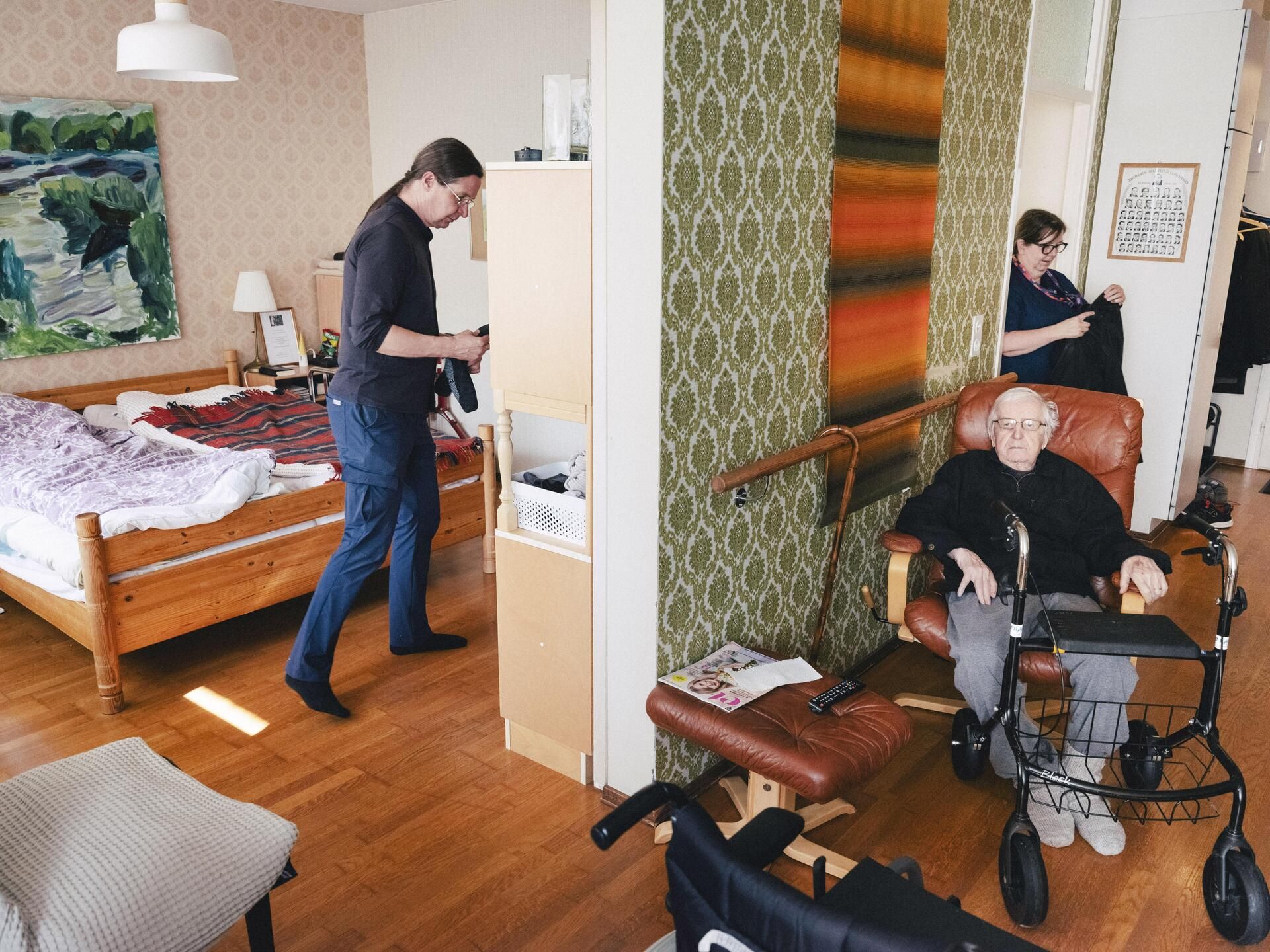 Pakkaan isän omaishoitajan Riitta-Liisan kanssa vaatteita matkaan.