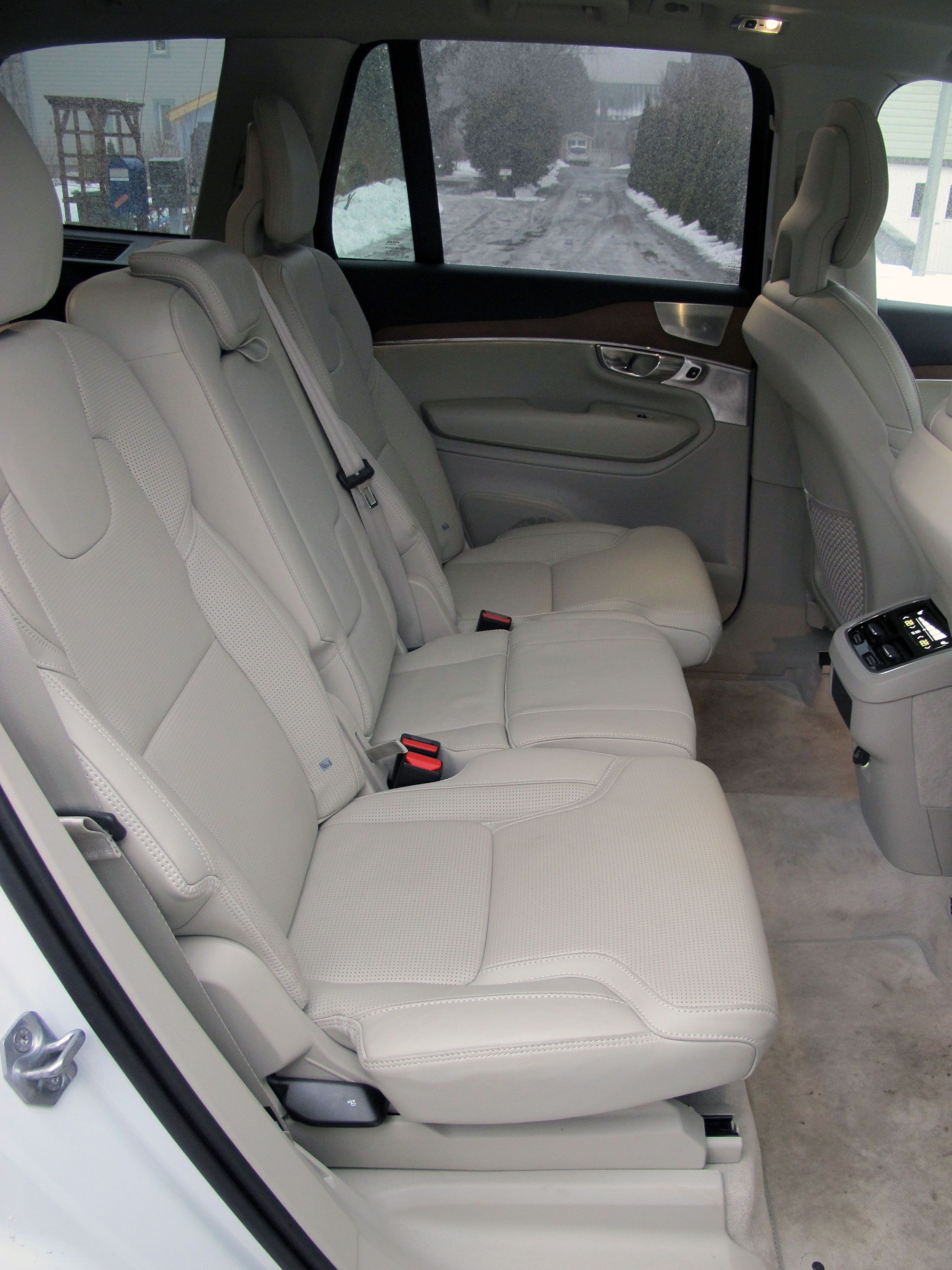 Takapenkkejä voi liikuttaa pituussuunnassa, kutakin erikseen.