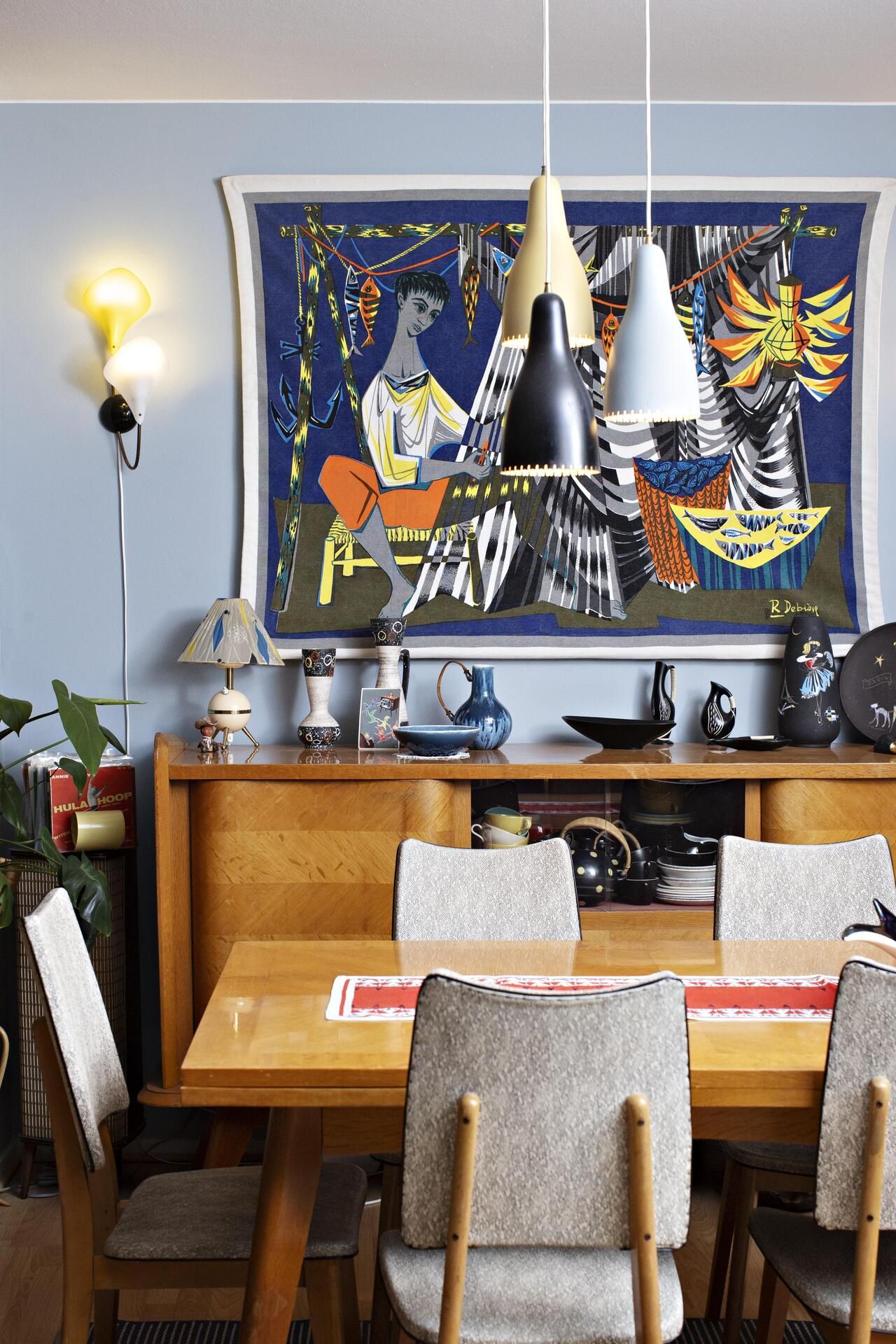 Olohuoneen seinää koristaa kankaalle painettu jäljennös ranskalaisesta gobeliinista.