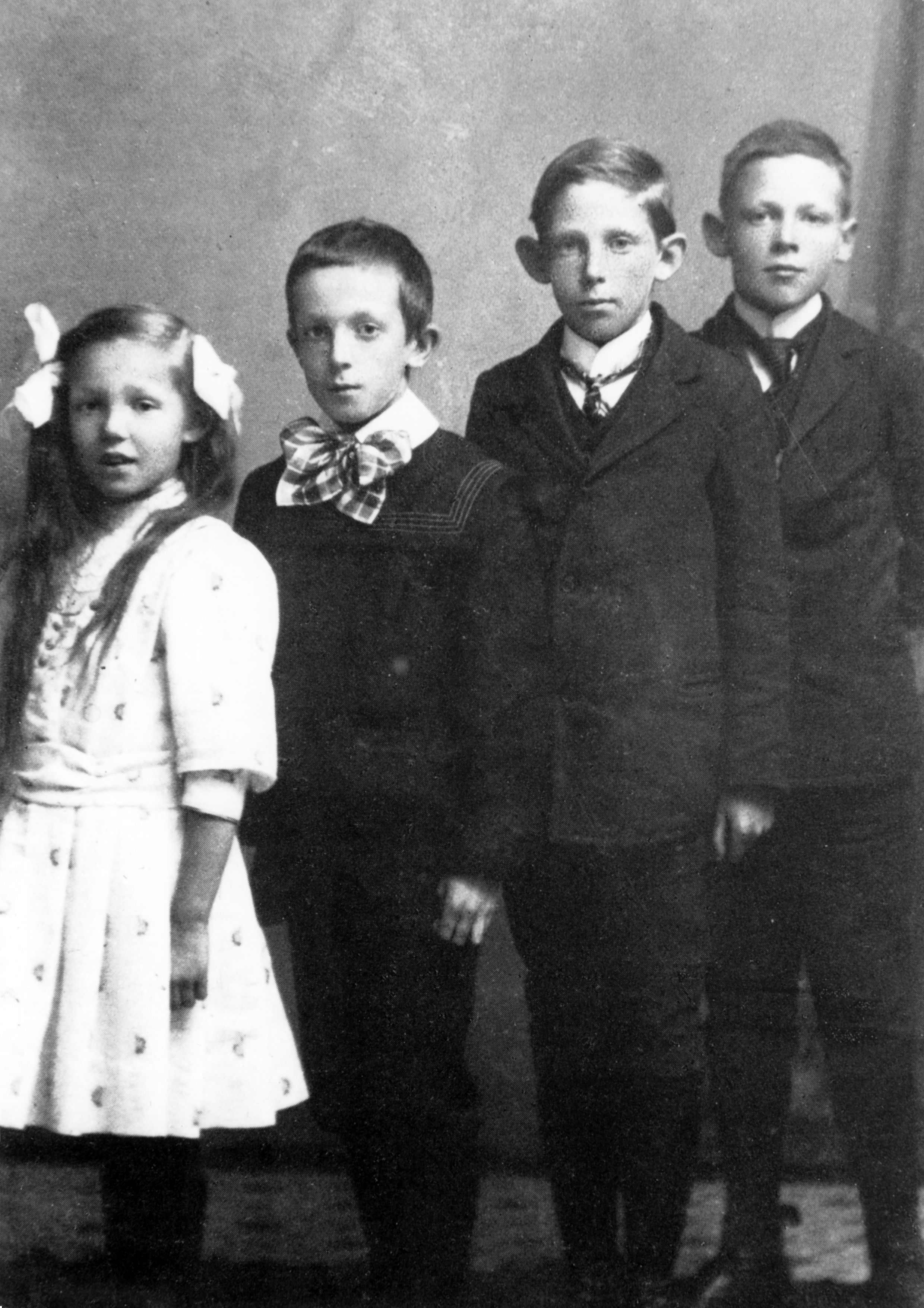 Alvar Aalto kuvassa oikealla. 