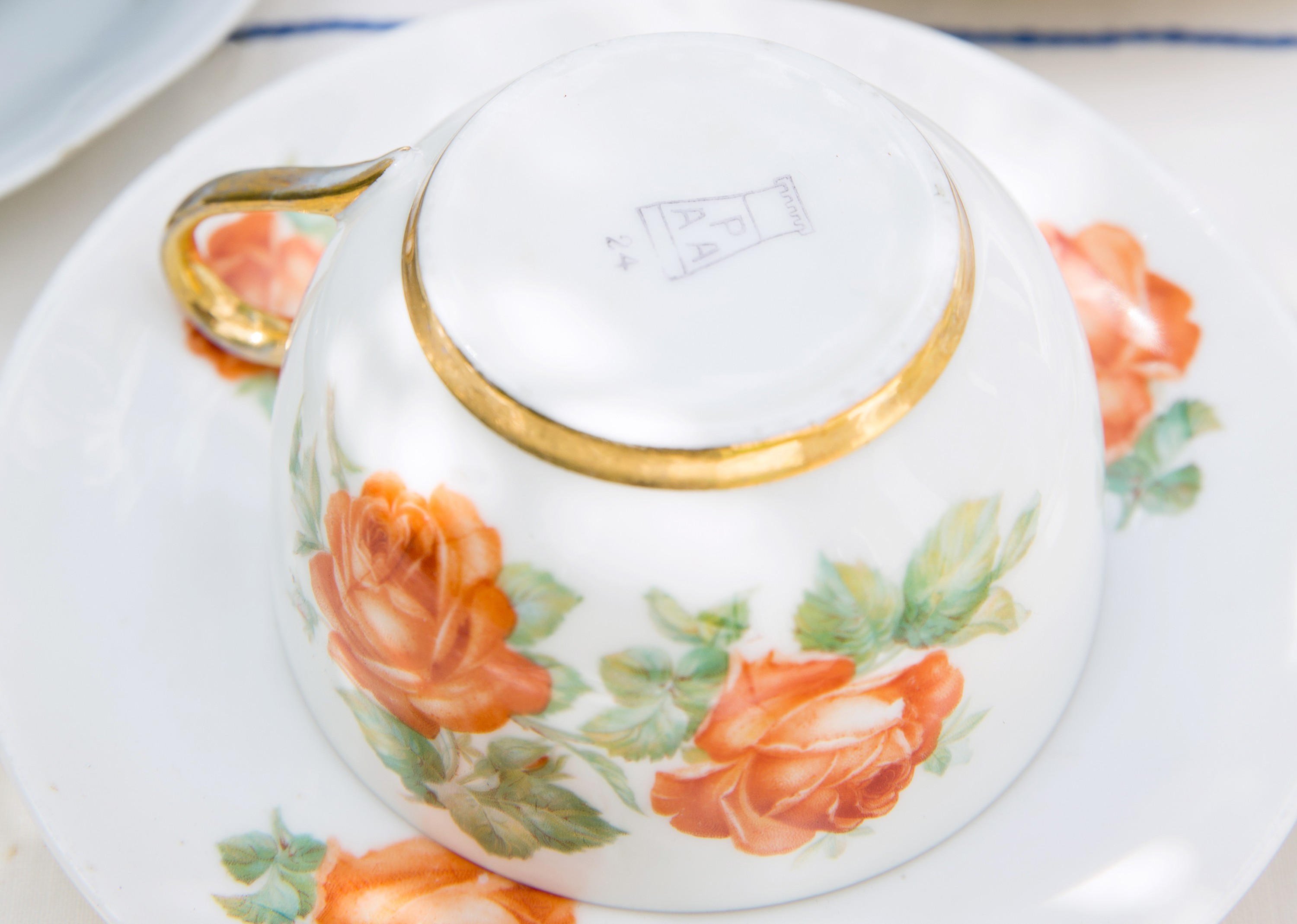 Leima auttaa astian ajoittamisessa. Tämä kuppi on 20-luvulta.