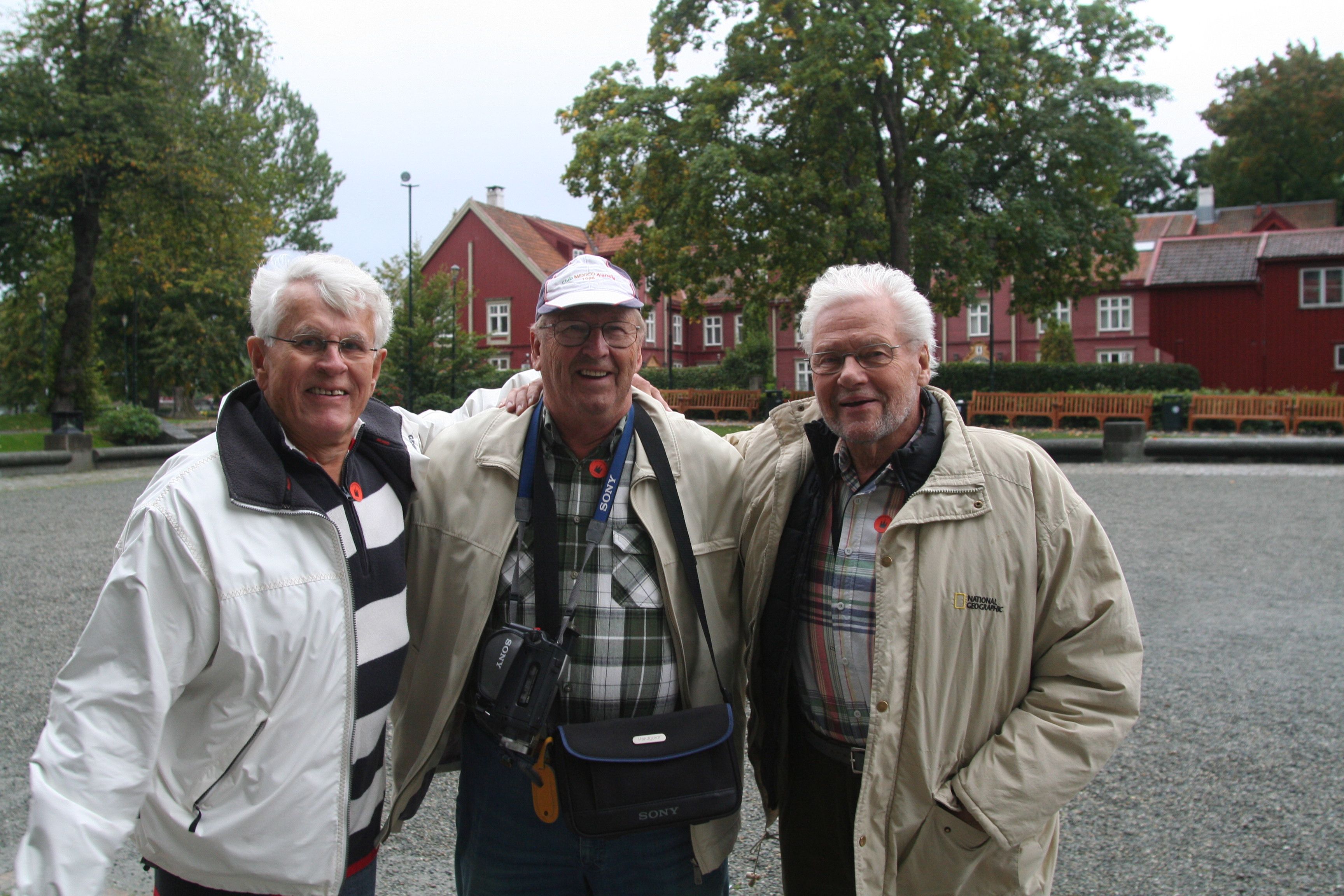 – Tulit tänne asti vanhoja gubbeja kuvaamaan! nauravat Harald Hage (vas.), Börje Karlberg ja Rainer Jansson.