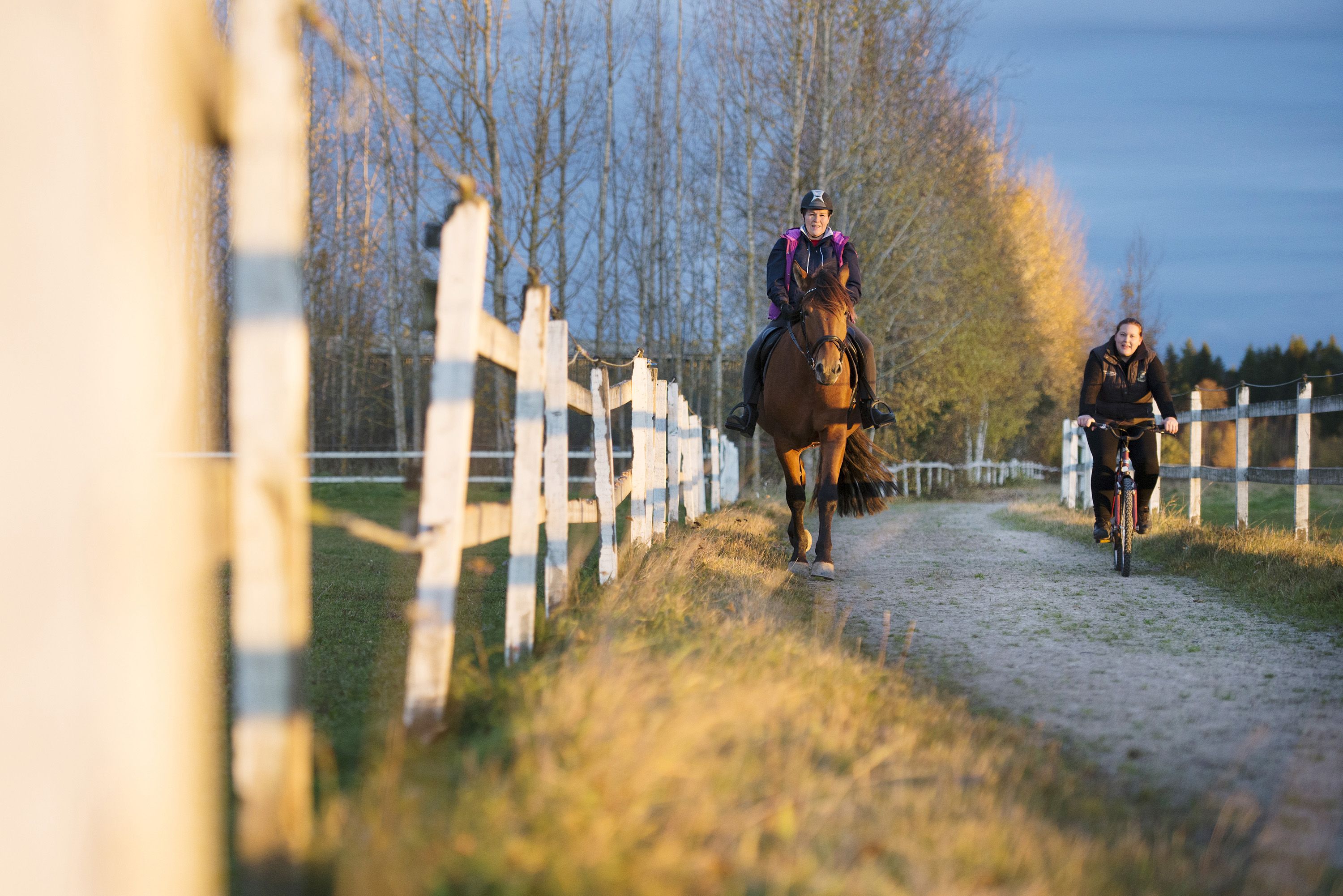 Ada ratsastaa, Janna-äiti pyöräilee.