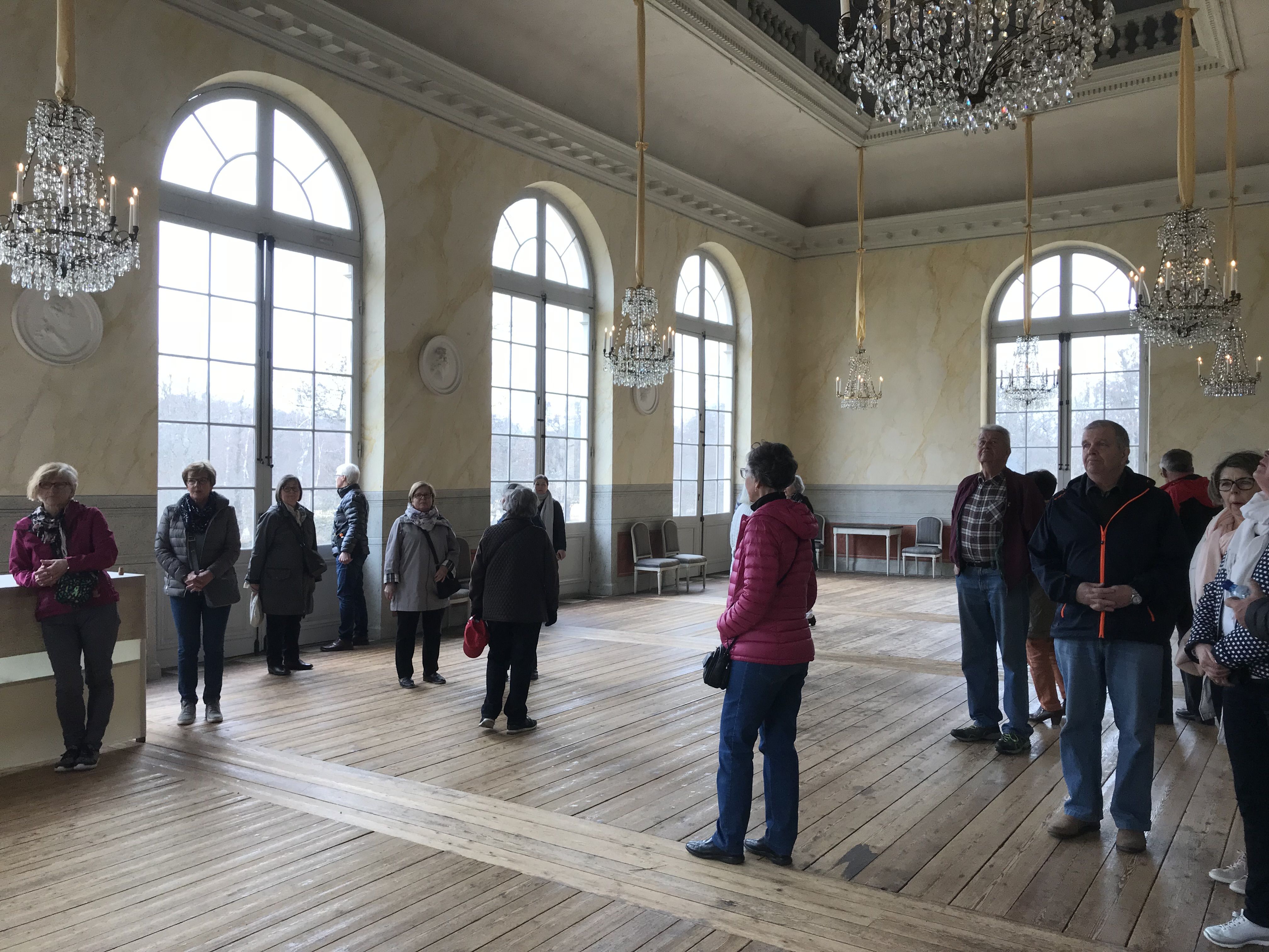 Kuningatar Lovisa Ulrika rakennutti linnateatterin vuonna 1766. Se restauroitiin 1900-luvun alussa alkuperäiseen asuunsa penkkeineen ja lavasteineen. Teatterissa on yhä esityksiä kesäisin, ja sen isoon saliin katetaan väliaikatarjoilut.