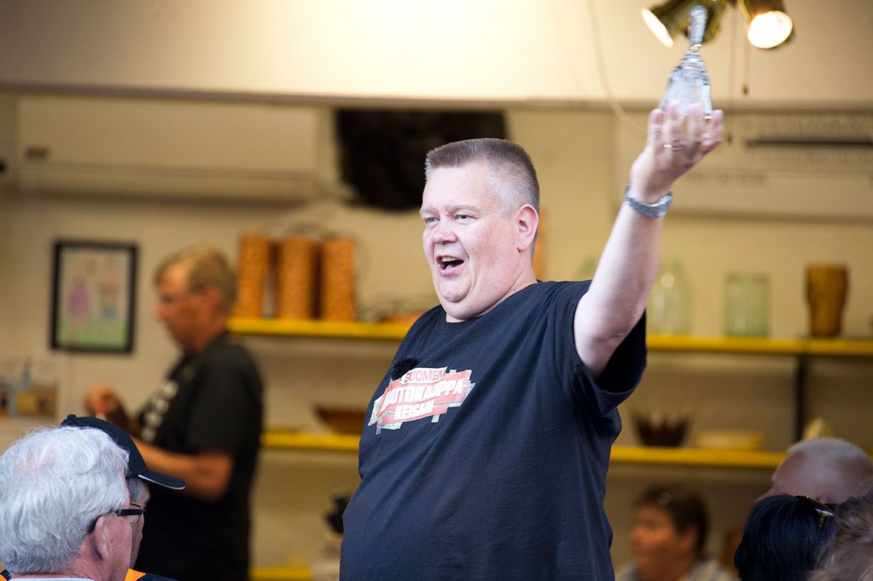 Huutokauppakeisari Aki Palsanmäki.