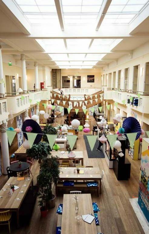 Kattoikkunan valaisema Kiseleffin talo on täynnä hauskoja pikkuliikkeitä.