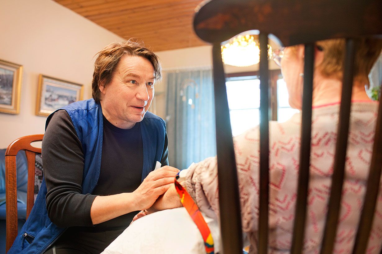 Kotona pääsee helpommin lähelle potilasta. – Ja koskettaminen on tärkeää, Risto sanoo.
