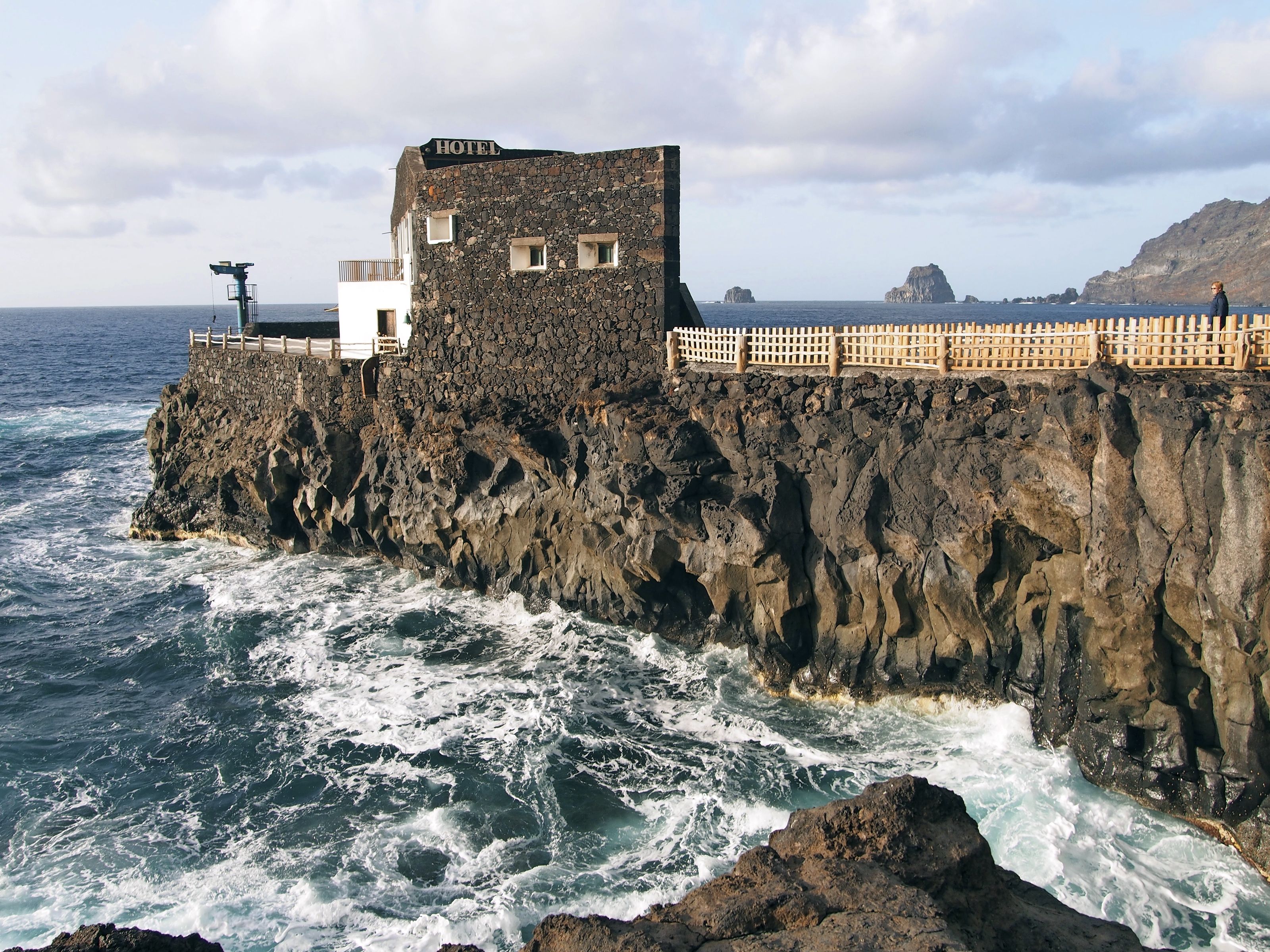 Maailman pienin hotelli sijaitsee saaren pohjoisosassa.