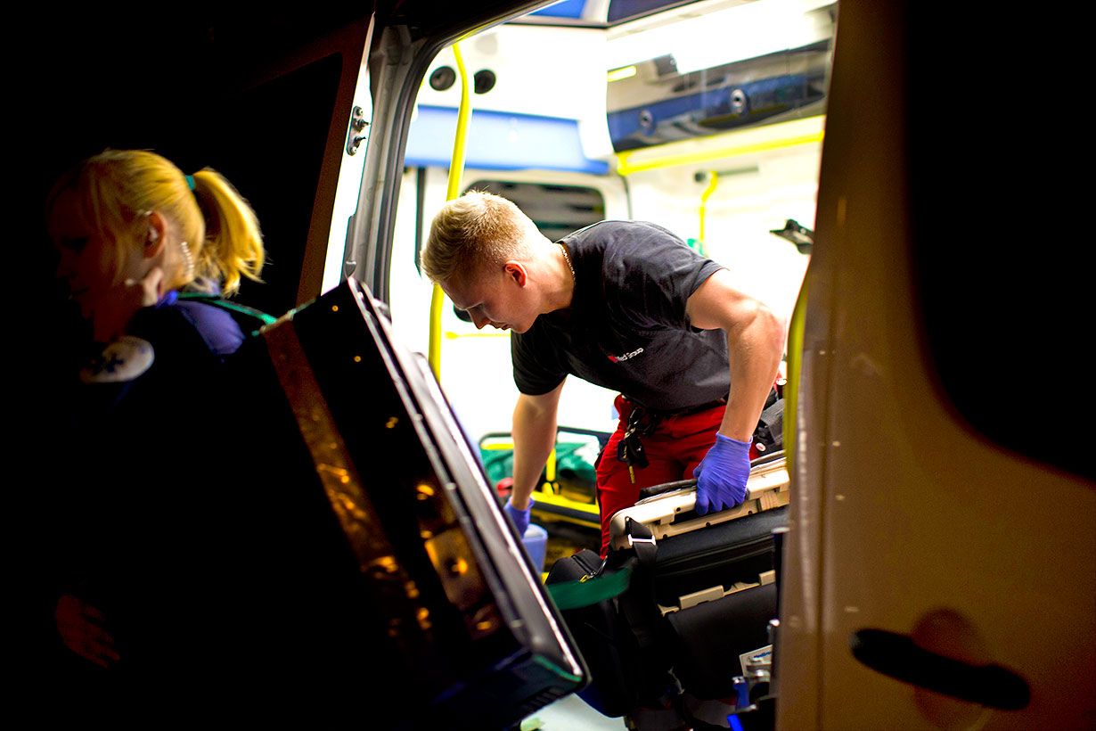 Joni ja Susanna työssään.