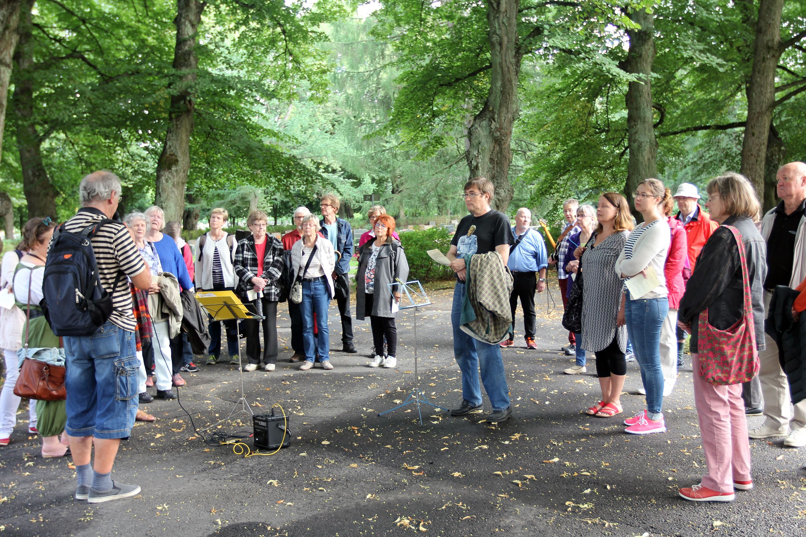 "Tänne Malmille haudataan vuodessa pari tuhatta vainajaa", kertoo Risto Alaja kuulijoille.