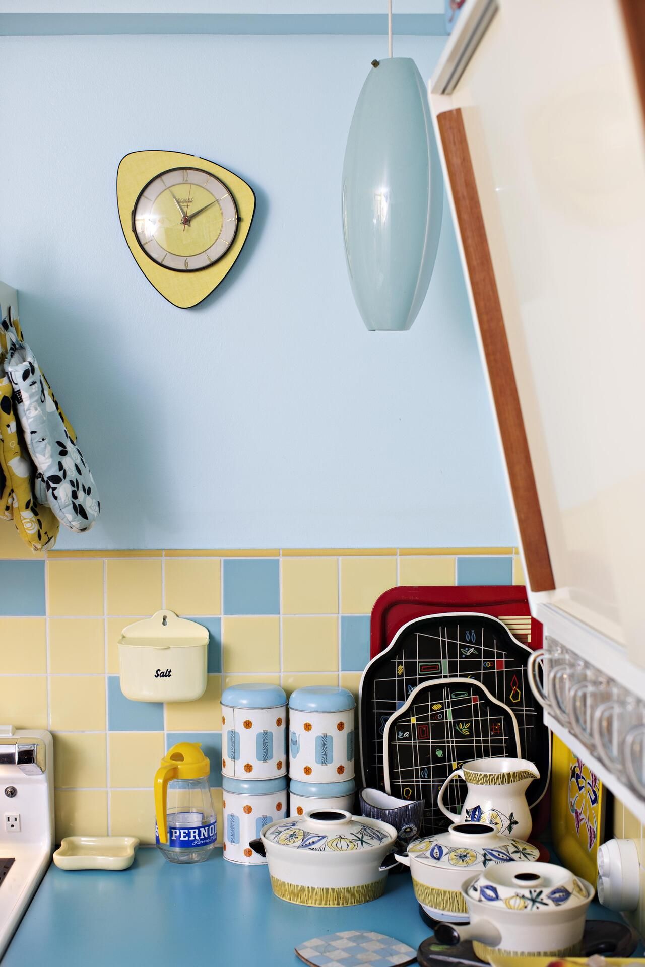 Kaikilla esineillä on tarina. Etualalla norjalaista Stavagerflin-posliinia ja takana englantilaisia peltipurkkeja.