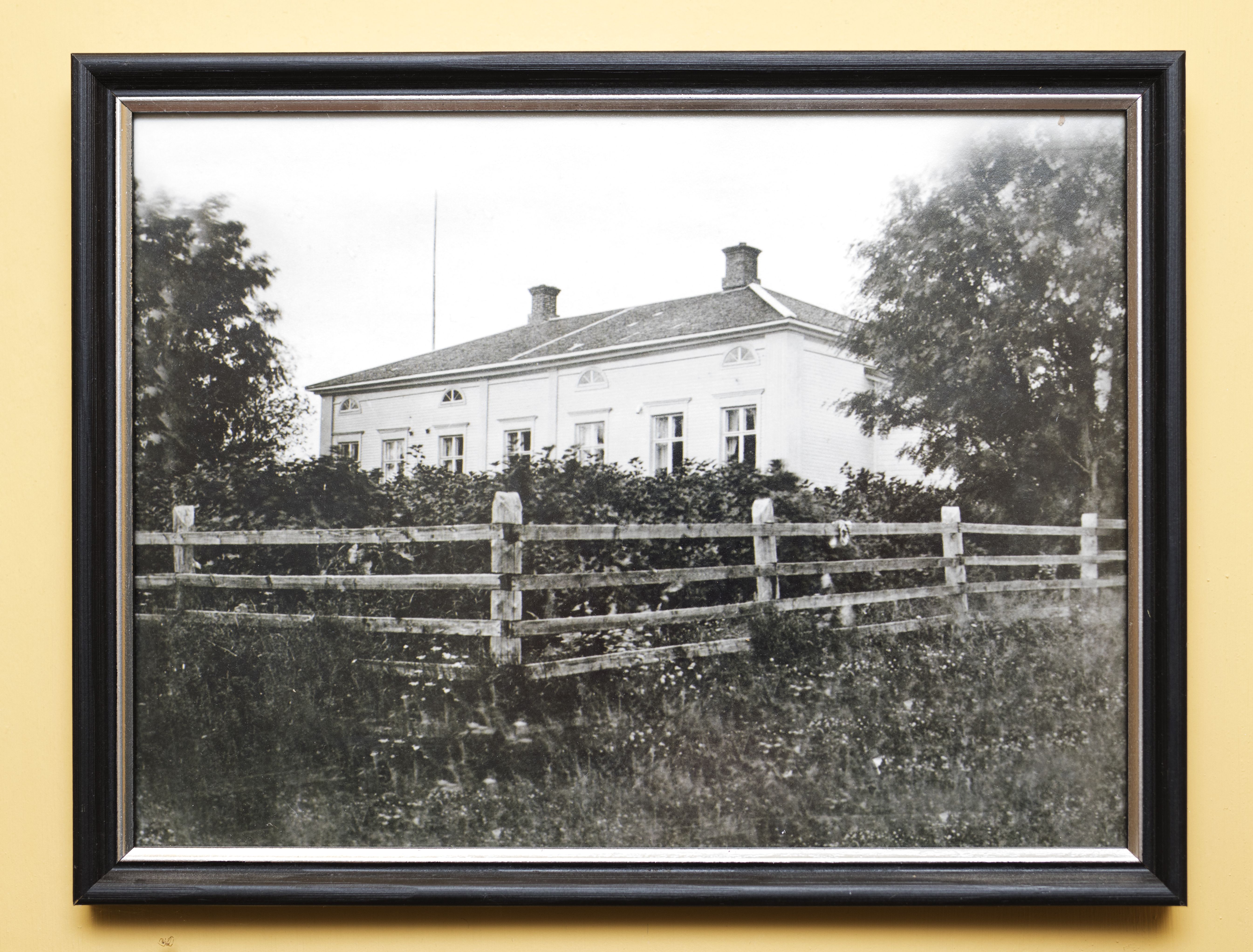 Pappilan remontissa lattialautojen alta löytyi lasinegatiiveja, joista on vedostettu kuvia seinille.