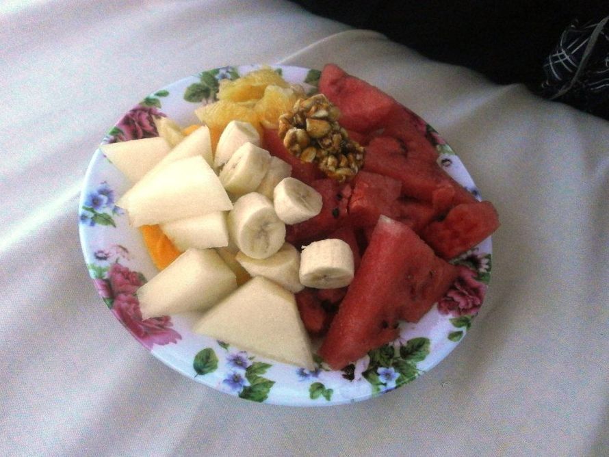 "Ihana, tuoreista hedelmistä koostuva aamupalani rannalla, aurikoisessa Gambiassa. Tässä länsi-Afrikkalaisessa hymyjen maassa, omassa lempikohteessani, rannalla kulkee useita näitä ns. "fruit ladyjä" Heiltä saat helposti listalta valita omat lempihedelmäsi sekä annoksen koon. Kun olet asettautunut mukavasti aurinkotuoliin (tai cabanaan), eteesi tuodaan lautasellinen valmiiksi kuorittuja ja paloiteltuja maistuvia luonnonantimia. Hinta ei myöskään päätä huimaa. Mikäs sen parempaa kuin nauttia näitä herkkuja, ihastella paratiisimaisia maisemia ja kuunnella valtameren aaltojen huminaa. Paras aloitus päivälle!"