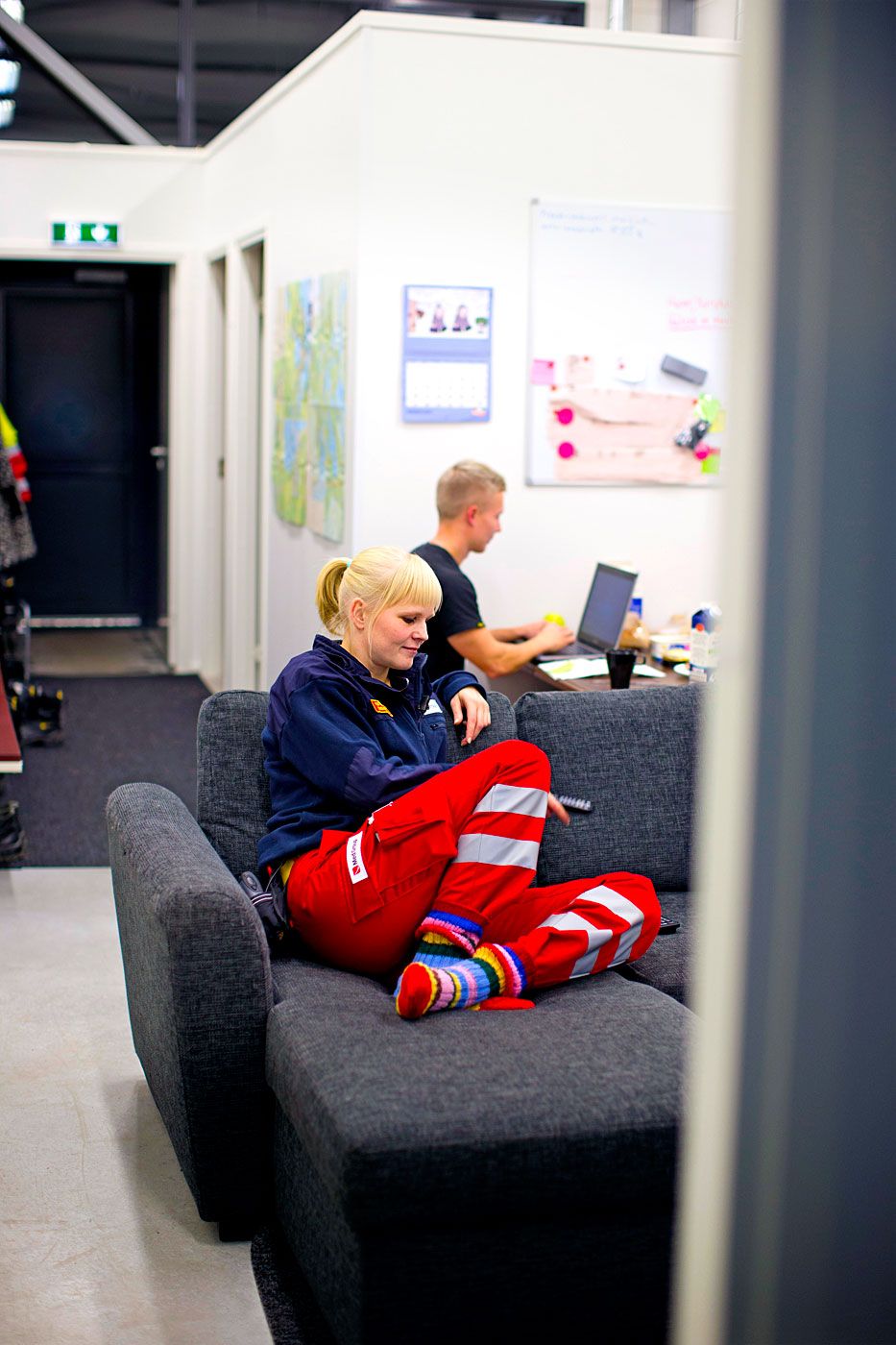 Laukaan nuoret ensihoitajat ottavat työnsä tyynesti. Iso osa ensihoitajien työpäivästä on valmiudessa olemista. 