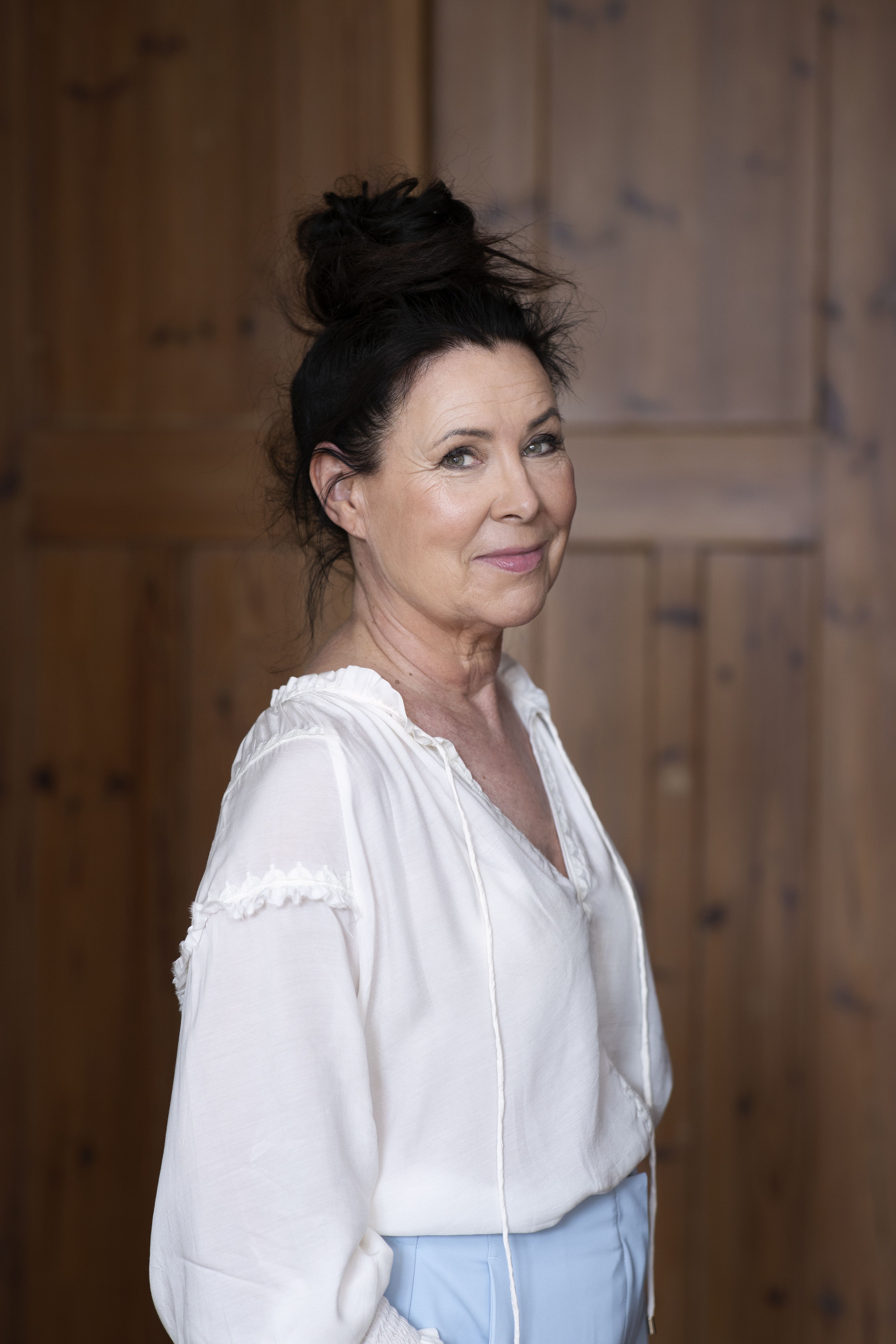 Ainolla ja Eskolla on kesämökki Turun saaristossa, Iniössä. Ei juoksevaa vettä, vähän aurinkosähköä ja vaatimattomat fasiliteetit. "Saareen pääseminen vaatii tekemistä, mutta kun olemme perillä, tulee rauha."