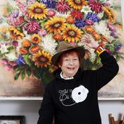 Kävelyillään Tuija ”marnehtii”, poimii vaikutelmia ja kuvaa niitä. Jos joku aamu tuntuisi ankealta, on mitä kaivaa katsottavaksi.