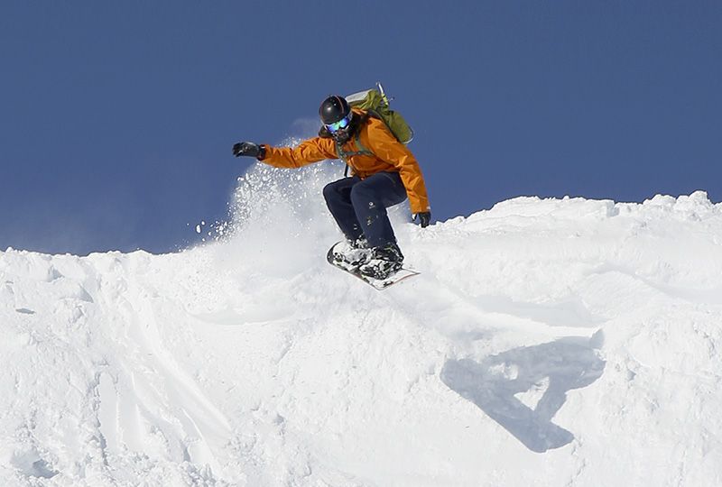Puuterilumirinteet houkuttelevat rinnehait näyttäviin temppuihin.
