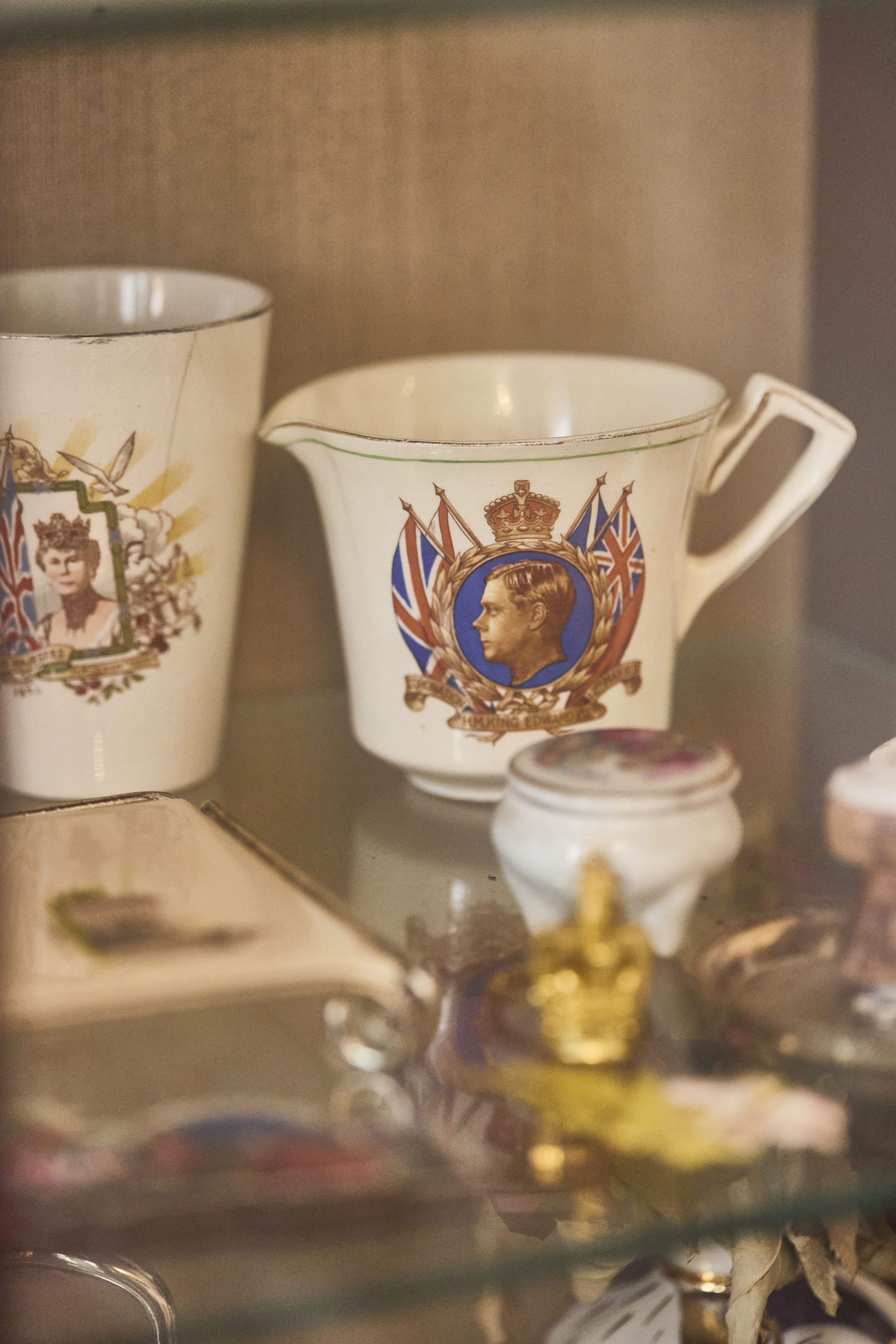 – Kuningatar ojensi minulle yhden kupin, ja muun astiaston sain laatikossa. Sitä kuppia en ole pessyt.