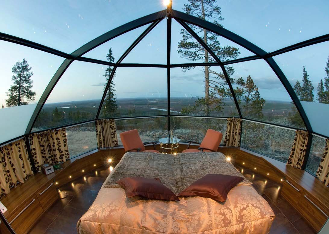 Lasikattoisessa iglussa näkee avaran taivaan ja huikean Lapin luonnon. Tunturin huipulla sijaitsevissa igluissa on minikeittiö, suihku ja huurtumattomat lämpölasit. Hinta: 2 hh alk. 290 e/vrk, vaihtelee sesongin mukaan. leviniglut.net