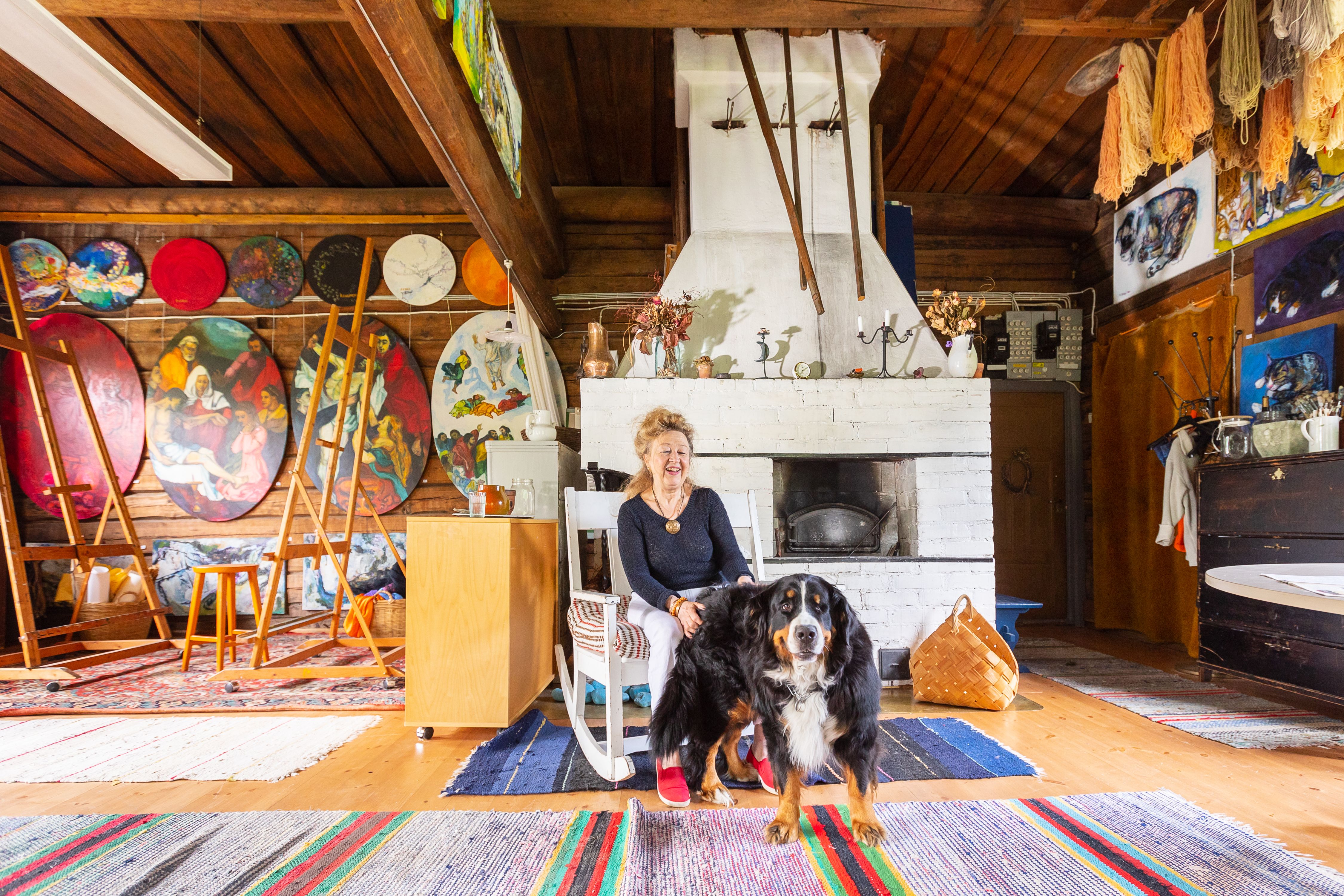 Oili Marski on muuttanut maalaiskartanon maalauskartanoksi. Taidelainaamossa on valittavana satakunta työtä.