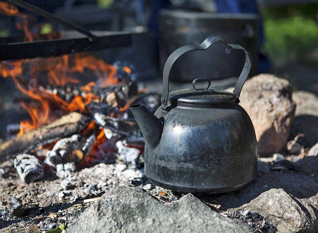 Vaellukseen kuuluu nokipannukahvi.