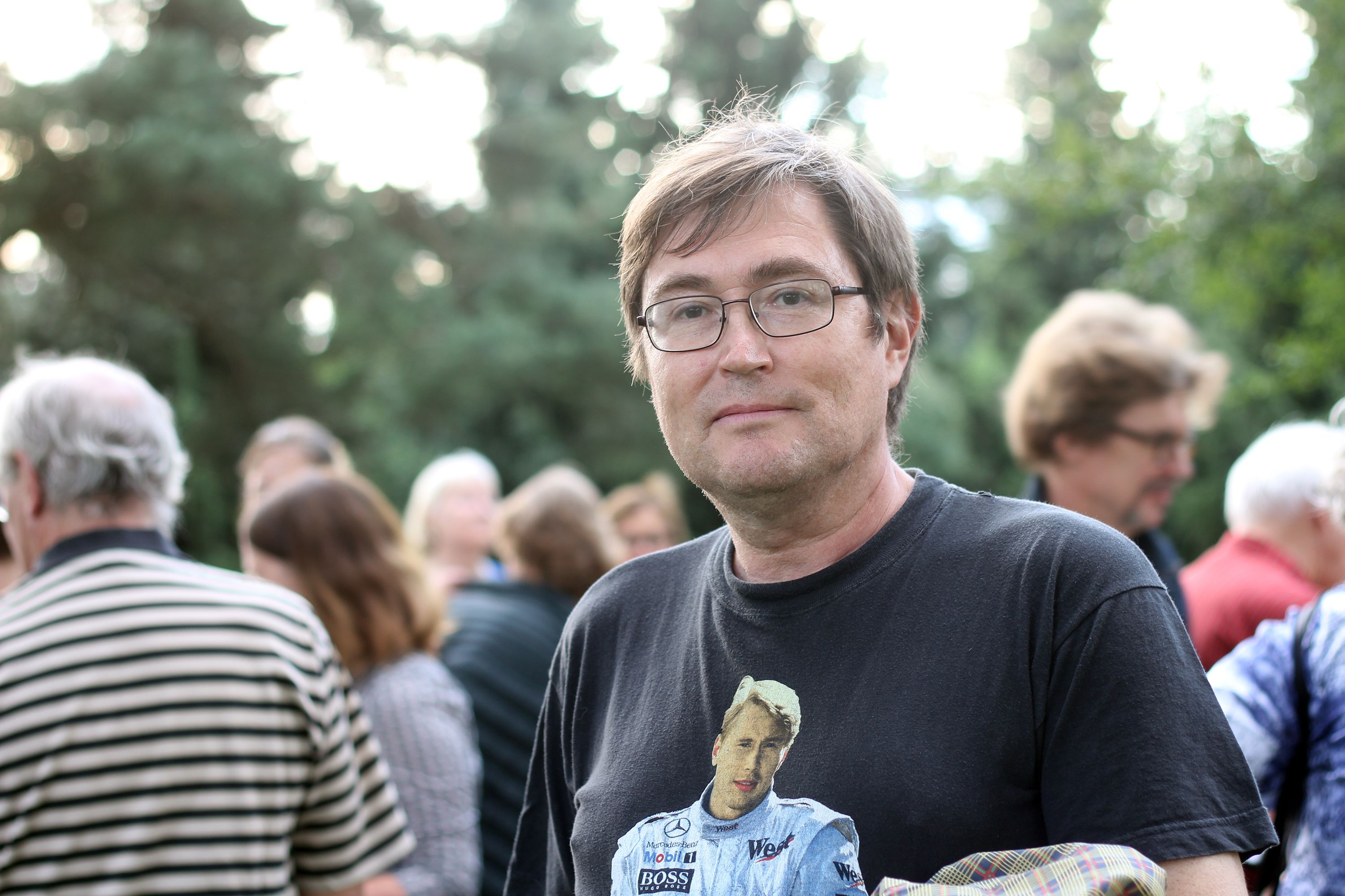 "Nämä haudathan ovat tavallaan kulttuurimuistomerkkejä", pohtii Klaus Krokfors.