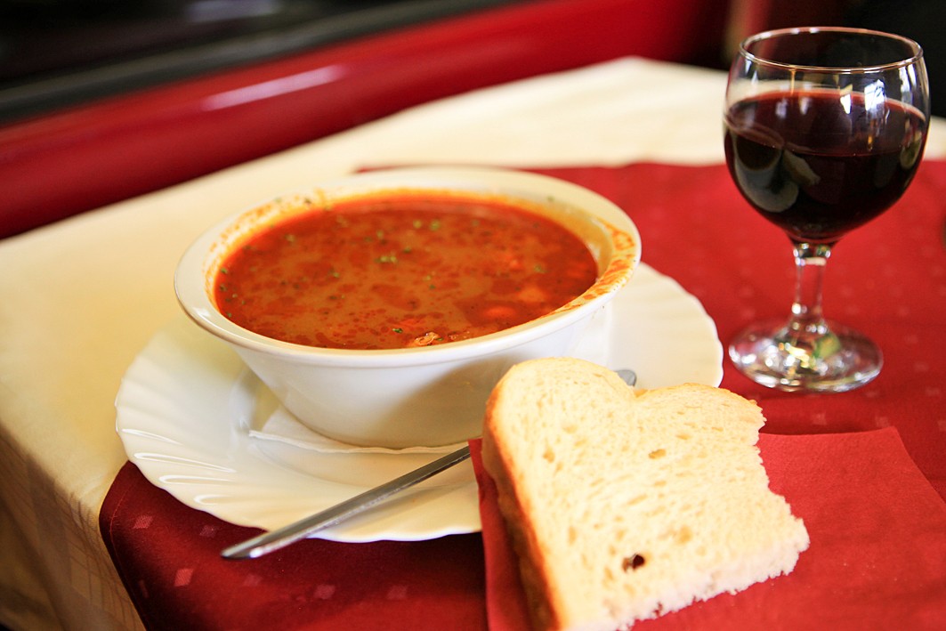 Gulassikeitto ja punaviini vievät Unkarin tunnelmiin jo ennen Budapestia.