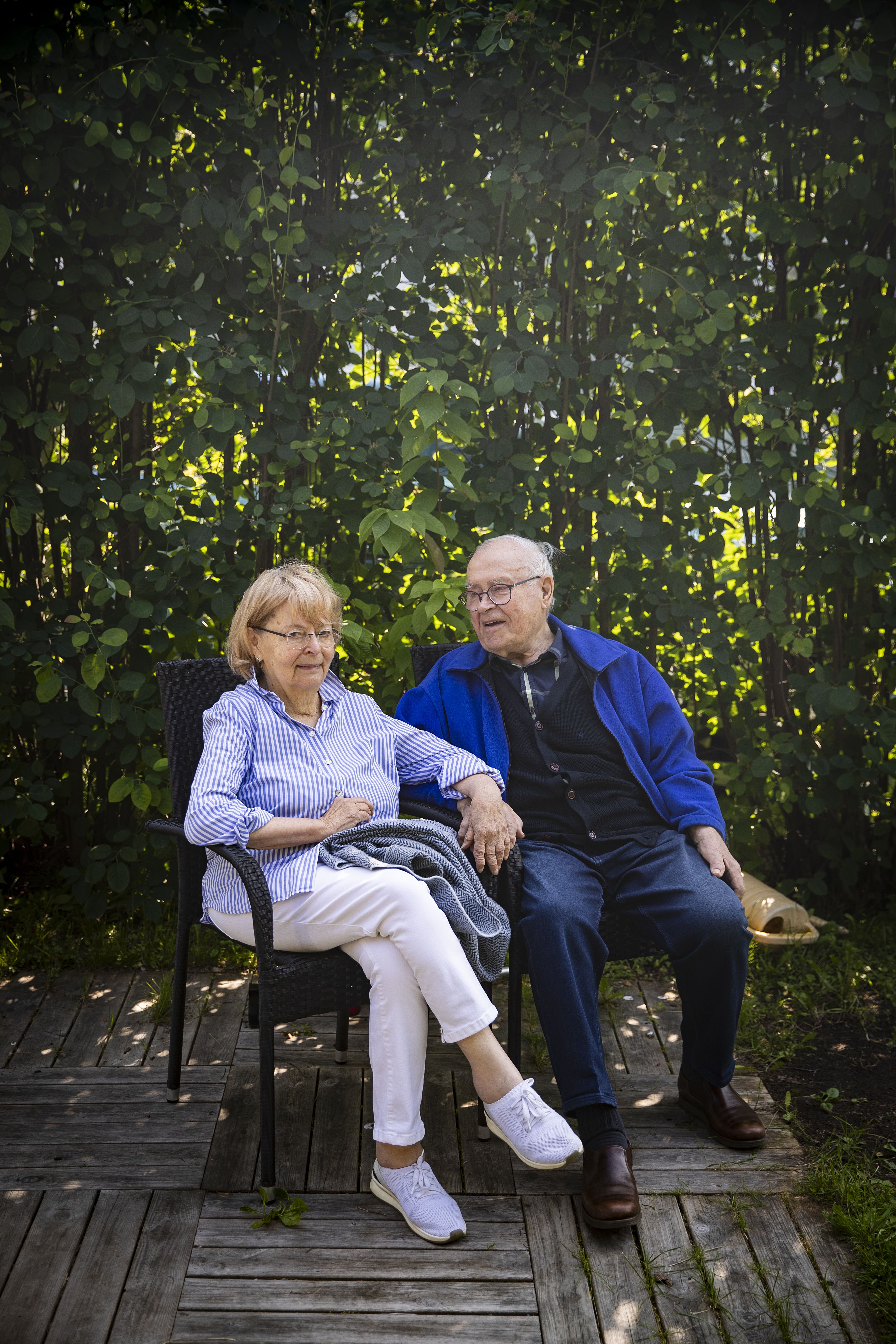 – Edellisestä kerrasta, kun julkisesti pidimme toisiamme kädestä, on vierähtänyt pitkä aika. Se oli televisiossa, viime vuosisadalla, Seppo sanoo. Molempia naurattaa.