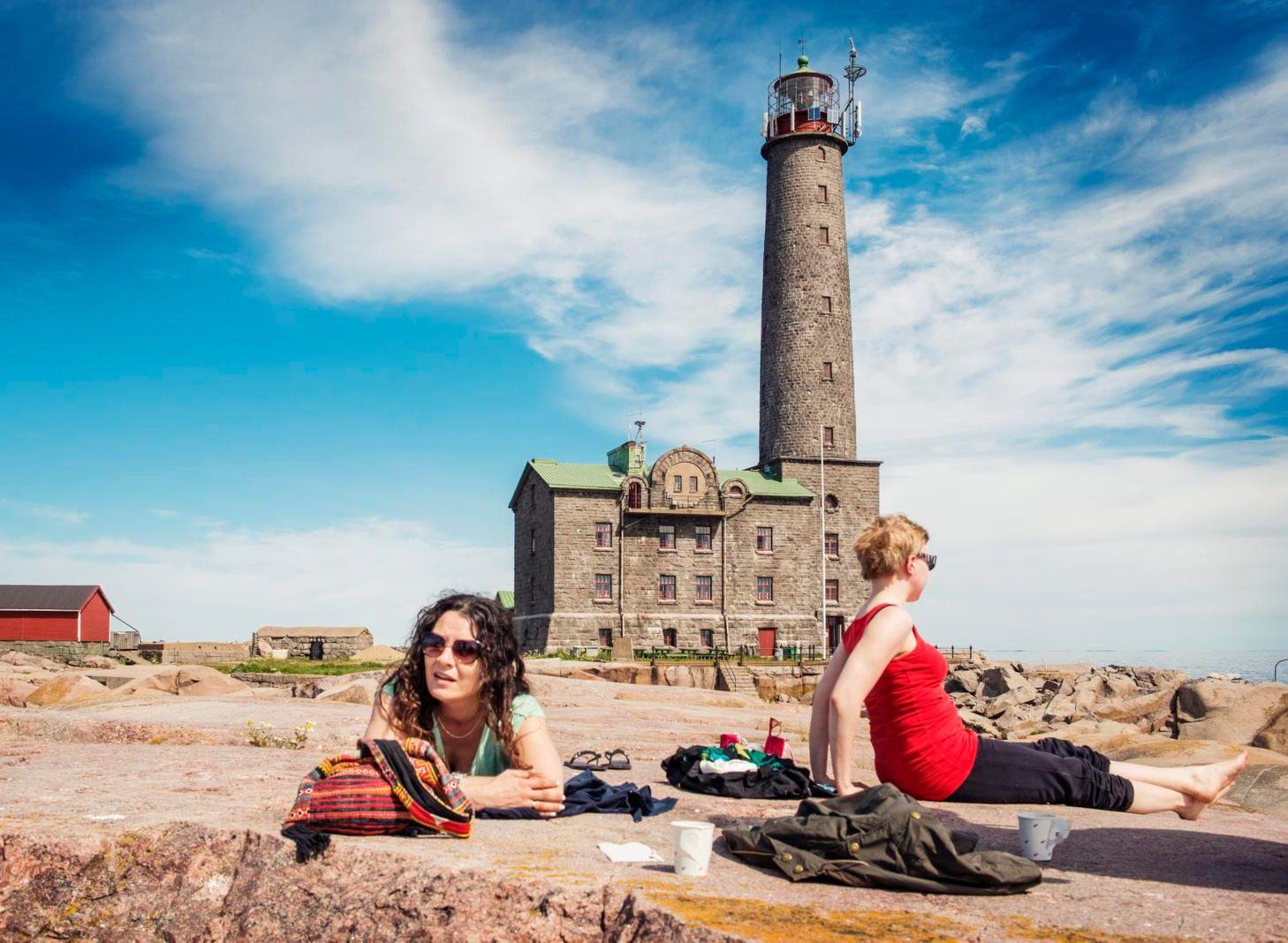 Lähellä Hankoa kohoava Bengtskärin majakka on Suomen eteläisin matkakohde. 46 metriä korkean majakan kuusi majakanvartijahuonetta on kunnostettu hotellihuoneiksi. Hinta: 2 hh alk. 94 e/vrk. bengtskar.fi