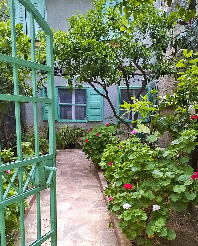 Tervetuloa meille! Komizan kylän sisäpihat ovat puhureilta suojassa.