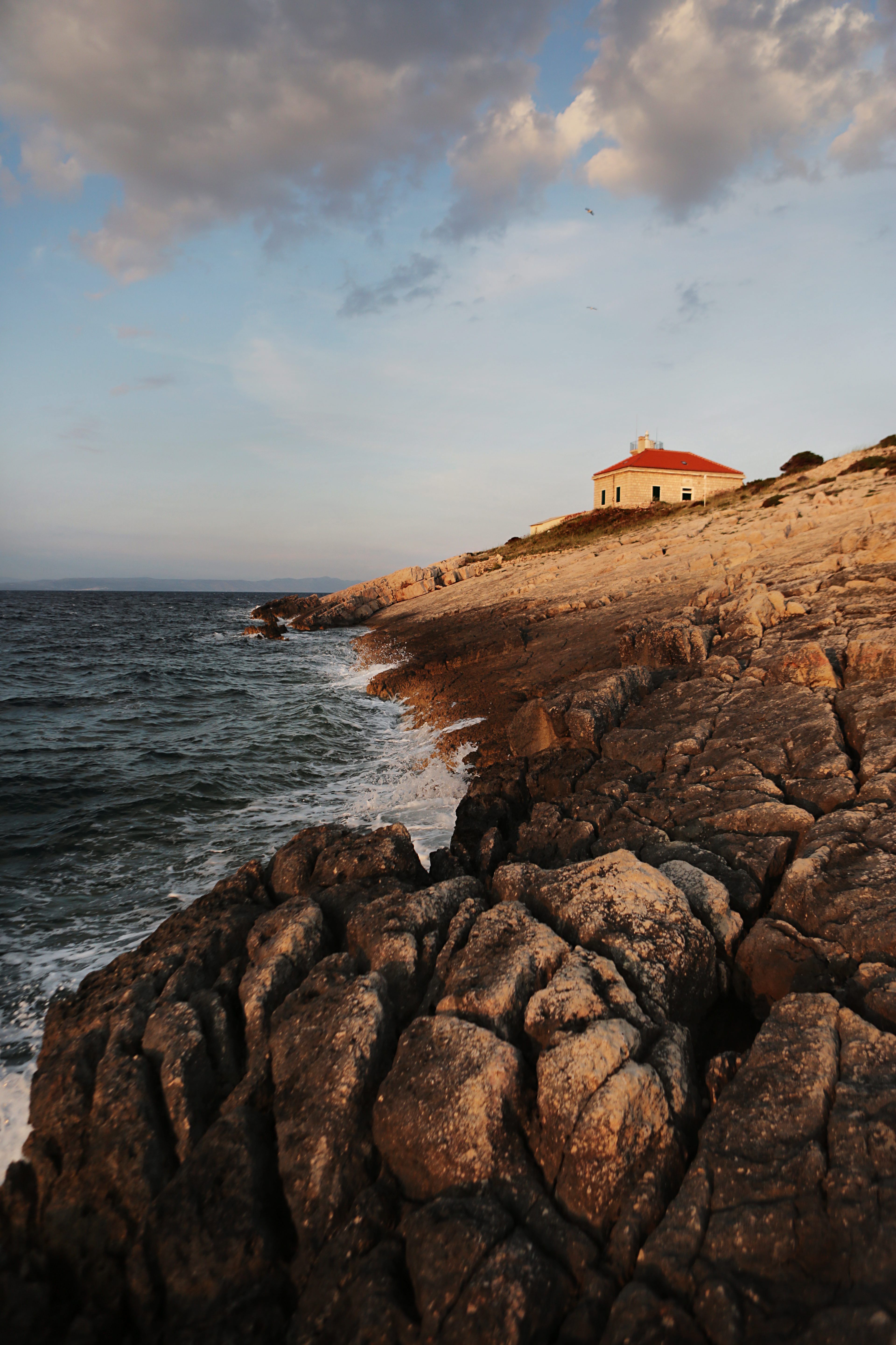 Vuokrattava majakka pikkuruisella Hostin saarella Visin kylän edustalla. Kuva Outi Pyhäranta