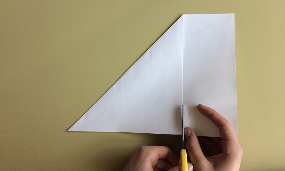 2. Leikkaa saksilla A4-paperi neliöksi taittamalla kulmaa niin paljon, että tulee suorakulmainen kolmio, joka avatessa on neliö.