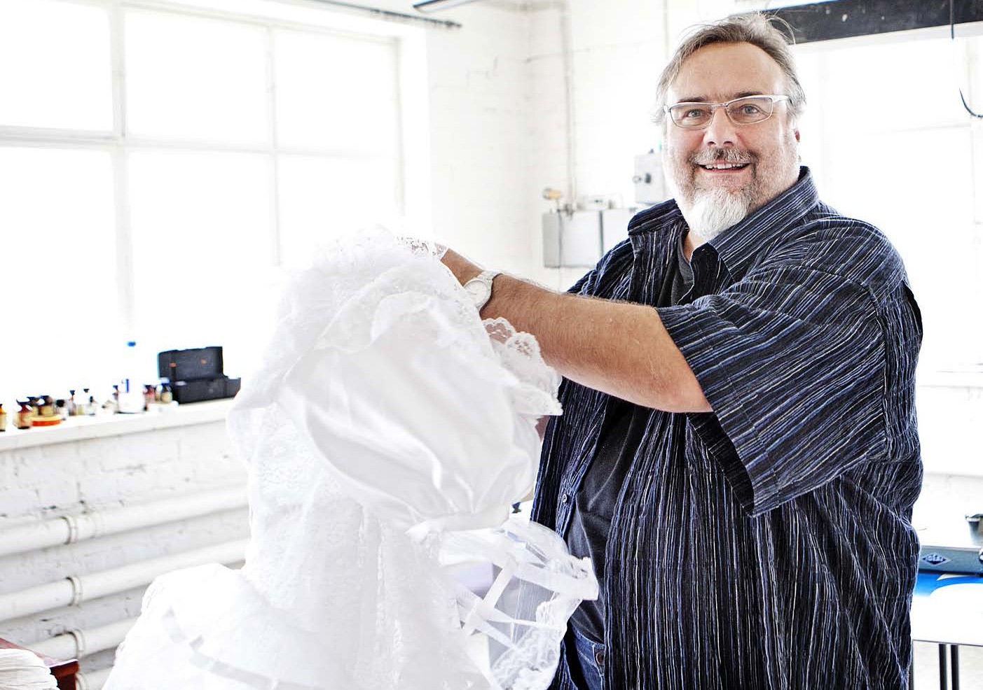 Lentoasemalle tilatussa teoksessa heilahtaa myös hääpuku.