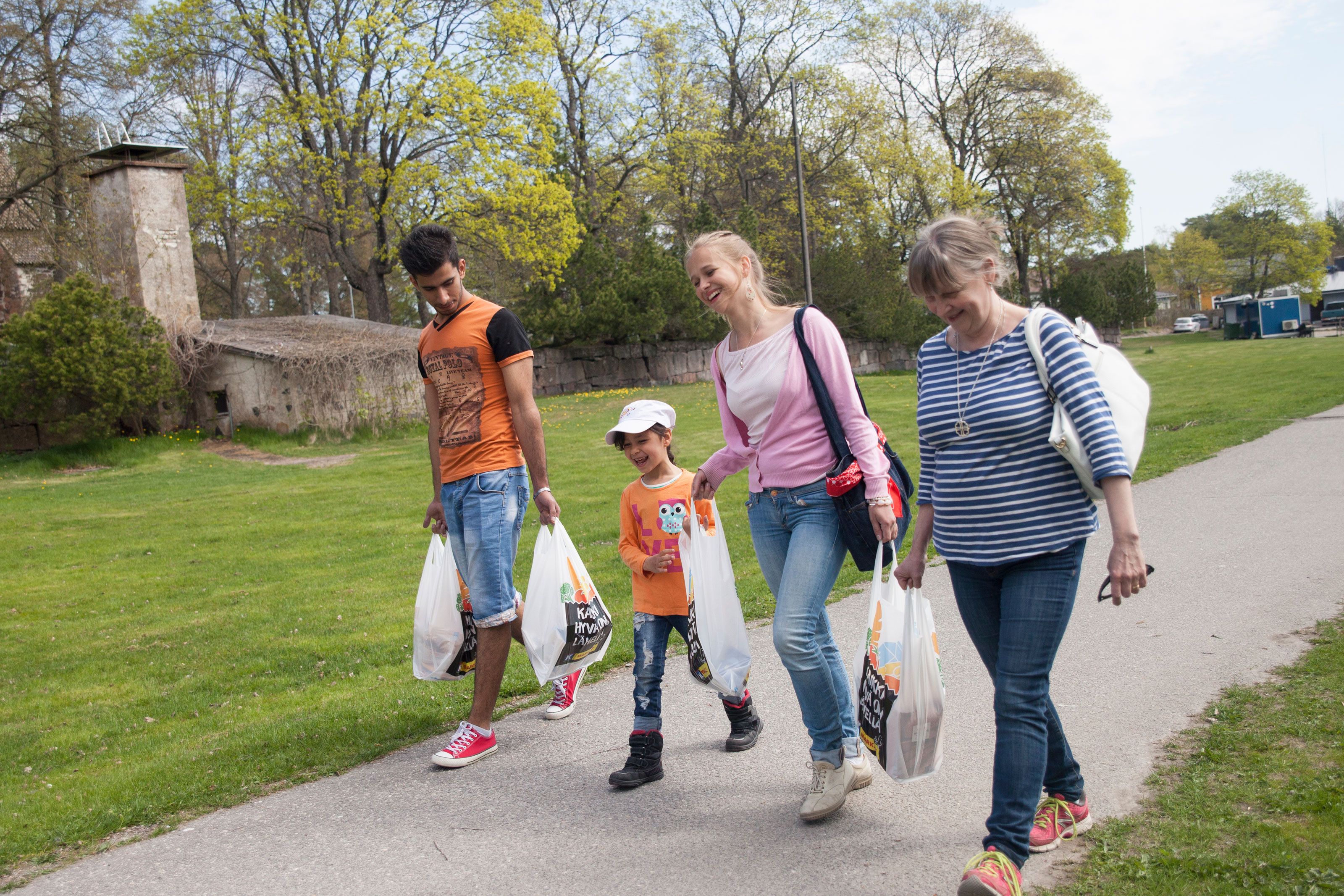 Myös Eevan tytär Miriam auttaa pakolaisten leivontapäivänä.