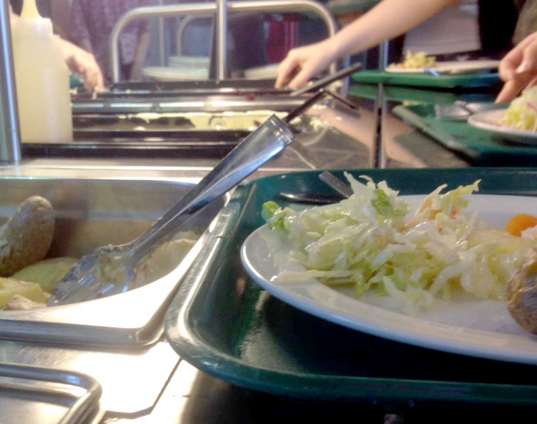  Kouluateriaan kuuluu lämmin ruoka, salaatti, juoma ja voileipä. Joskus on myös jälkiruokaa.