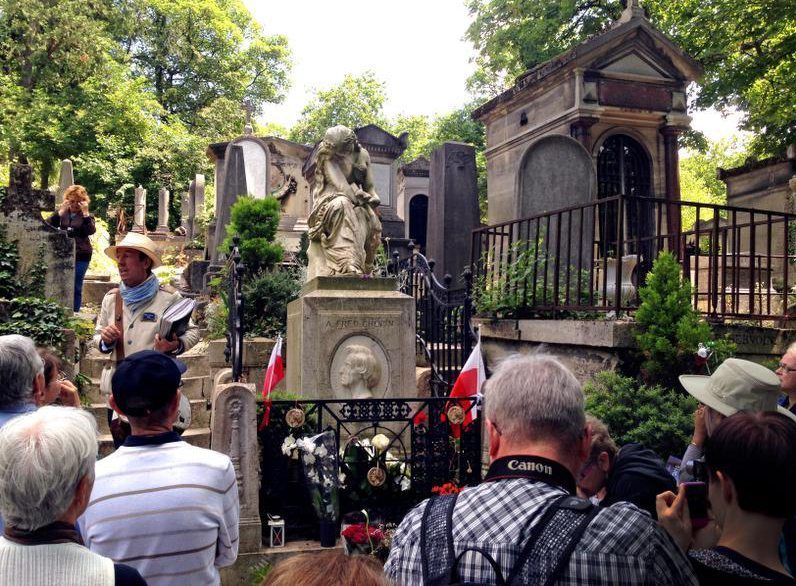 Chopinin hauta kiinnostaa matkailijoita opastetulla kierroksella.