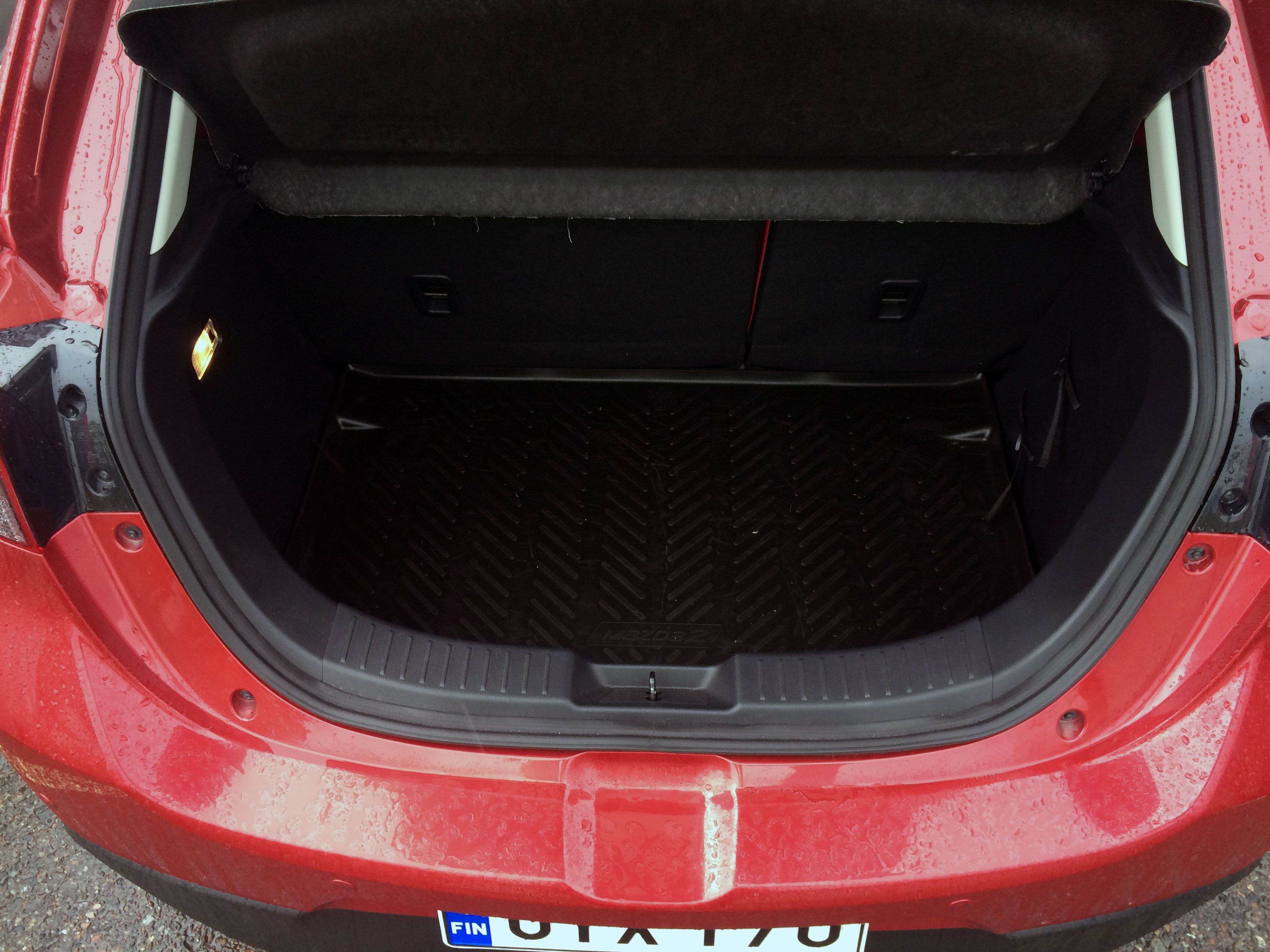 Tavaratila on pikkuautokokoa. Kontin pohjan ja luukun väliin jää melkoinen nostokorkeus.