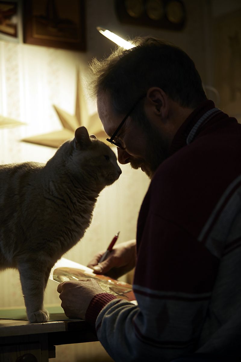 Kissa Pikkunen auttaa työnteossa.