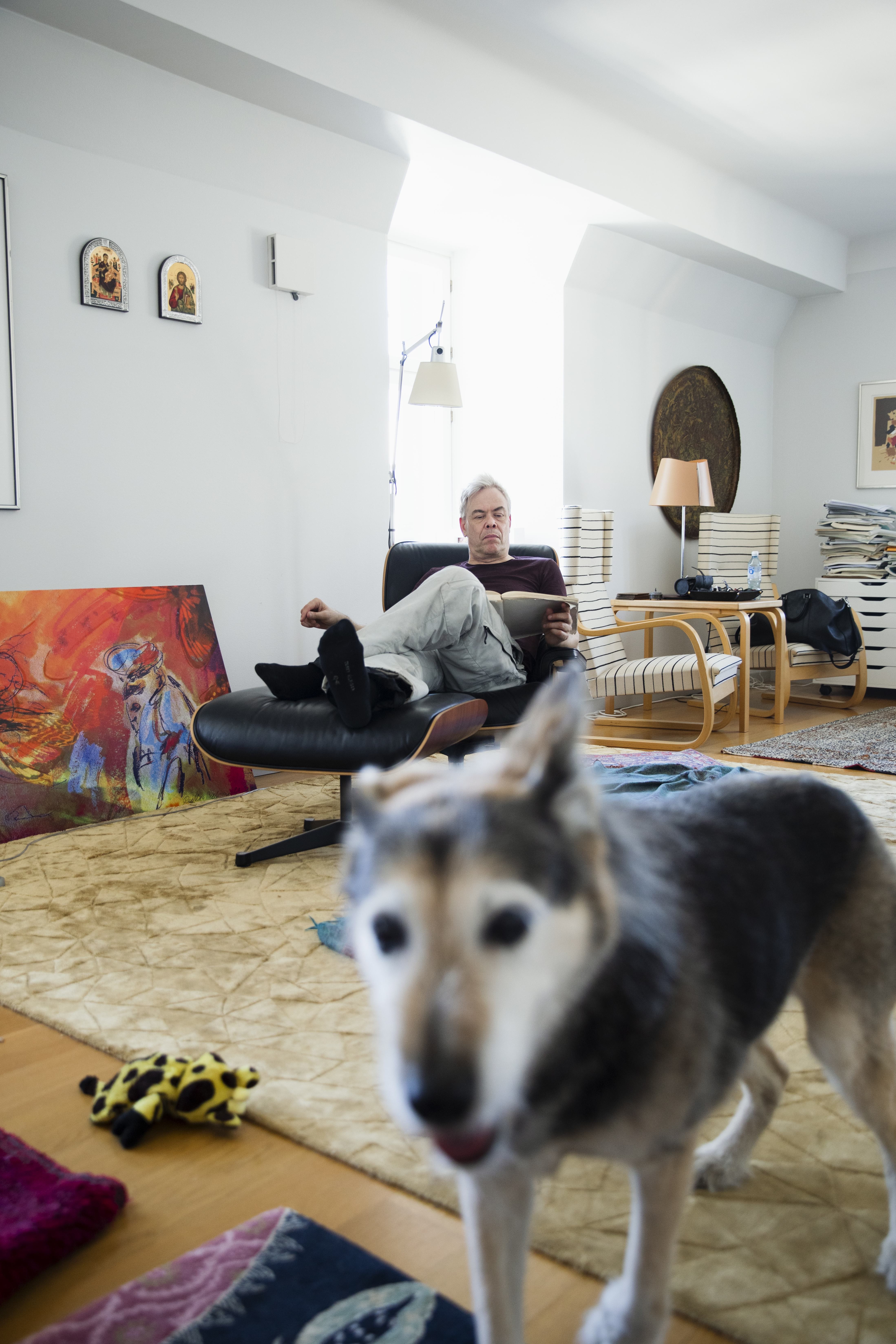 Hannun ja Shurikin kodin sisustus on vielä kesken ja Riitta Nelimarkan taulu ripustamatta. Nojatuolissa Hannu lukee partituuria. – Virheitä konsertissa tapahtuu aina. Virheet ovat viimeinen asia, jota kannattaa pelätä.